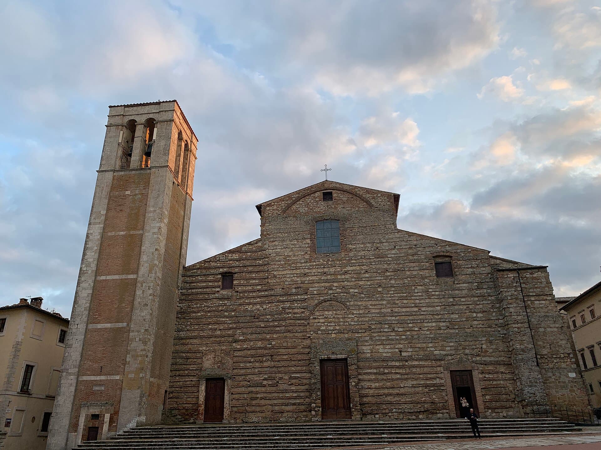 Il borgo rinascimentale di Montepulciano disteso su un crinale tra Val d'Orcia e Valdichiana