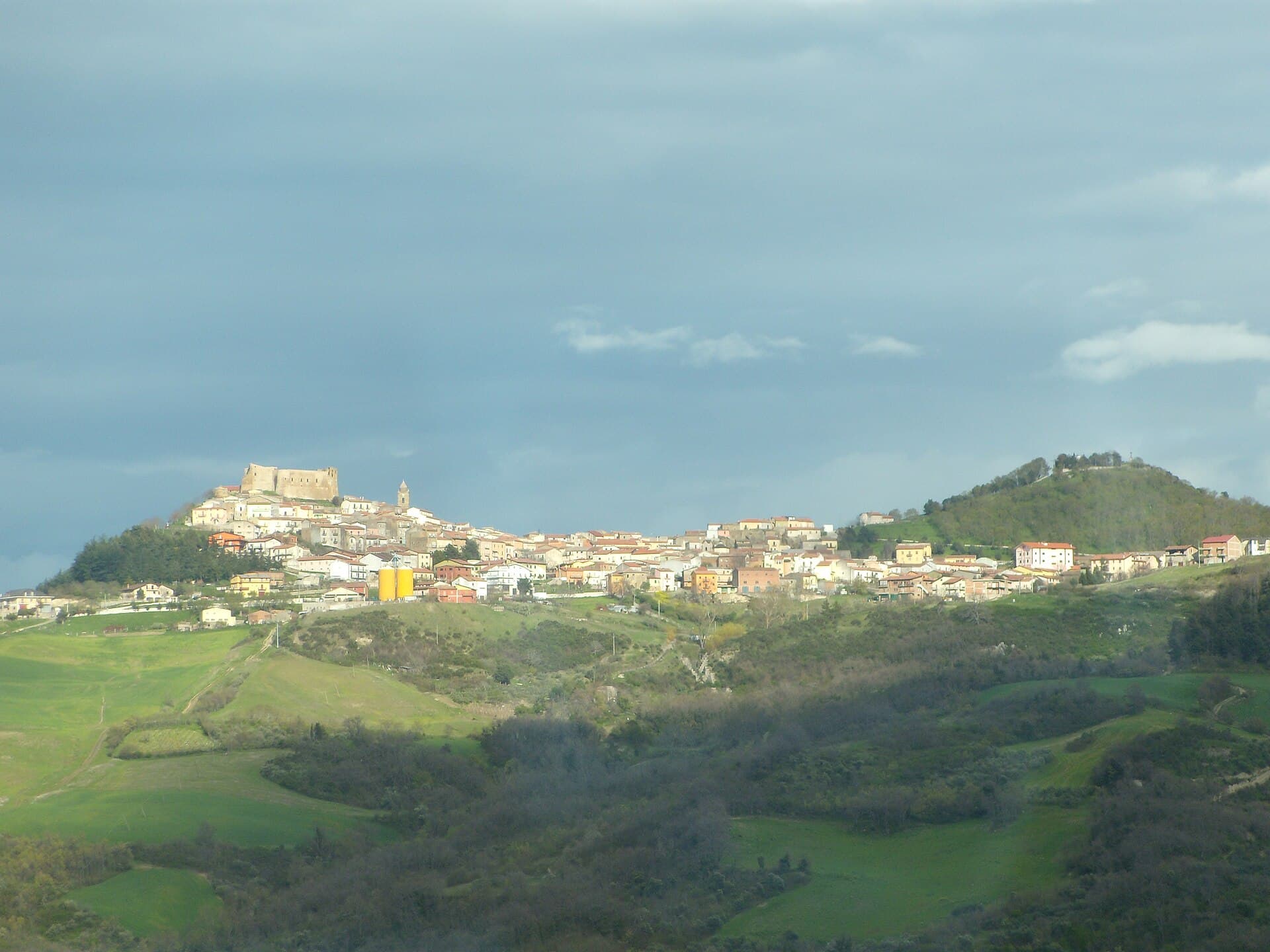 Il borgo di Monteverde, arroccato sul colle dominato dal castello, in Alta Irpinia