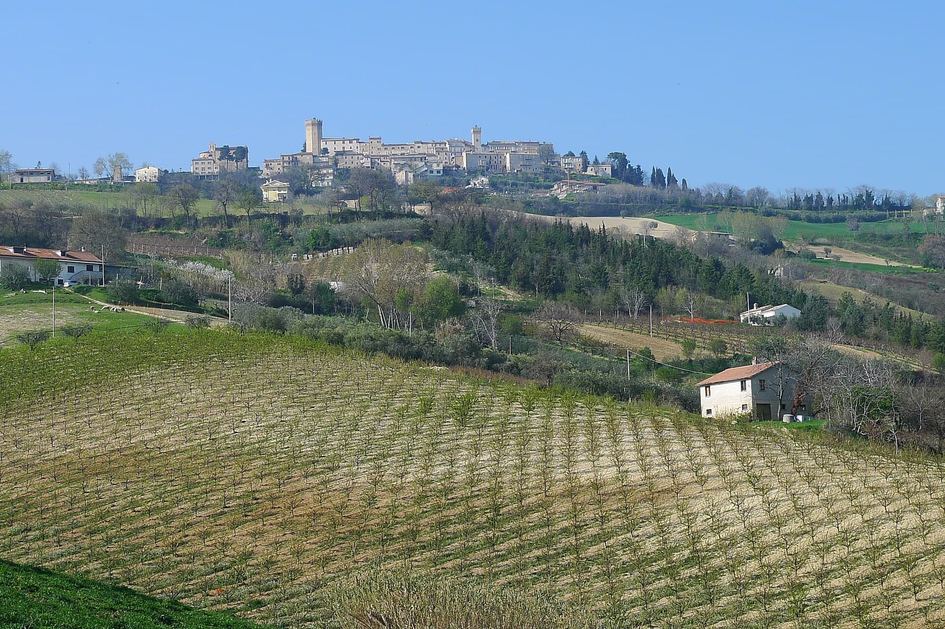 Moresco, con la torre eptagonale, sul colle del Fermano