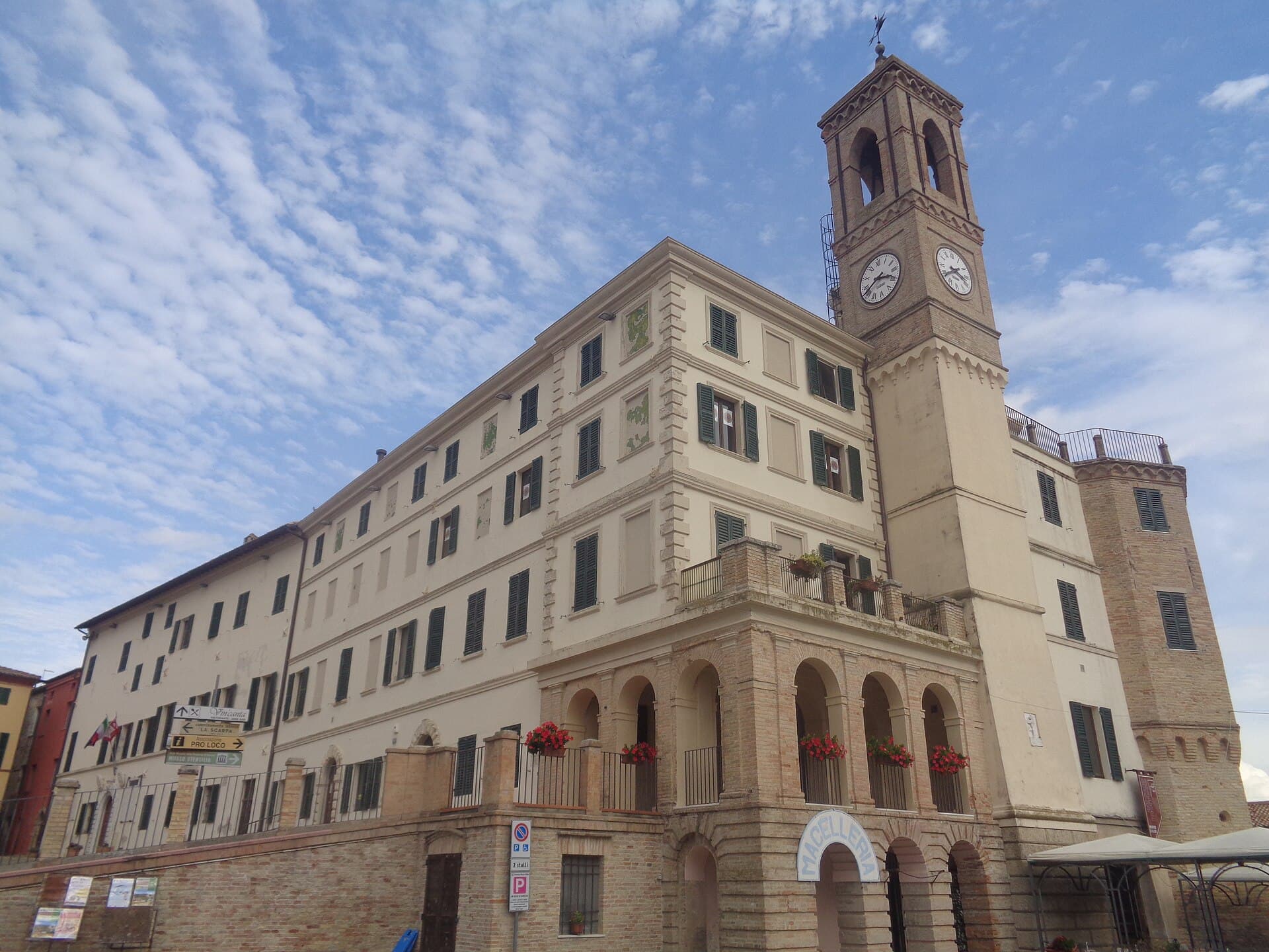Il palazzo comunale con la torre di Morro d'Alba, terra del Lacrima