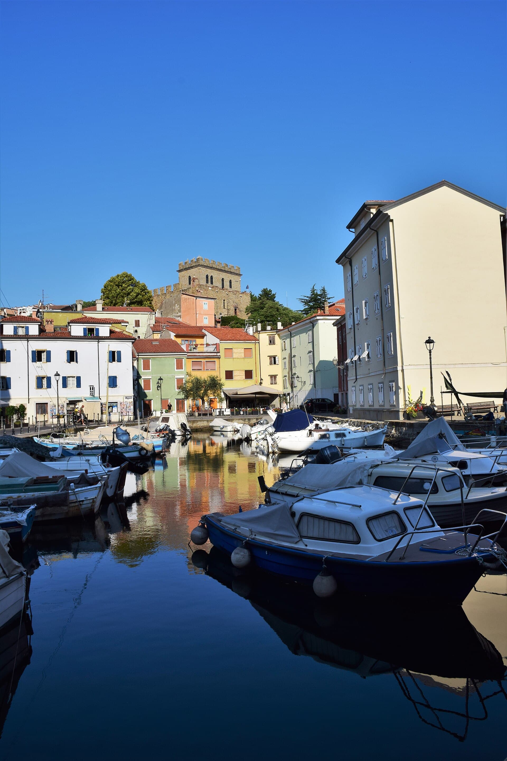 Il mandracchio di Muggia con le case colorate e il castello