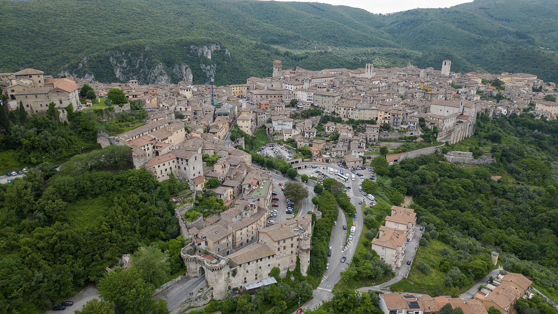 Il borgo medievale di Narni arroccato sopra la gola del Nera