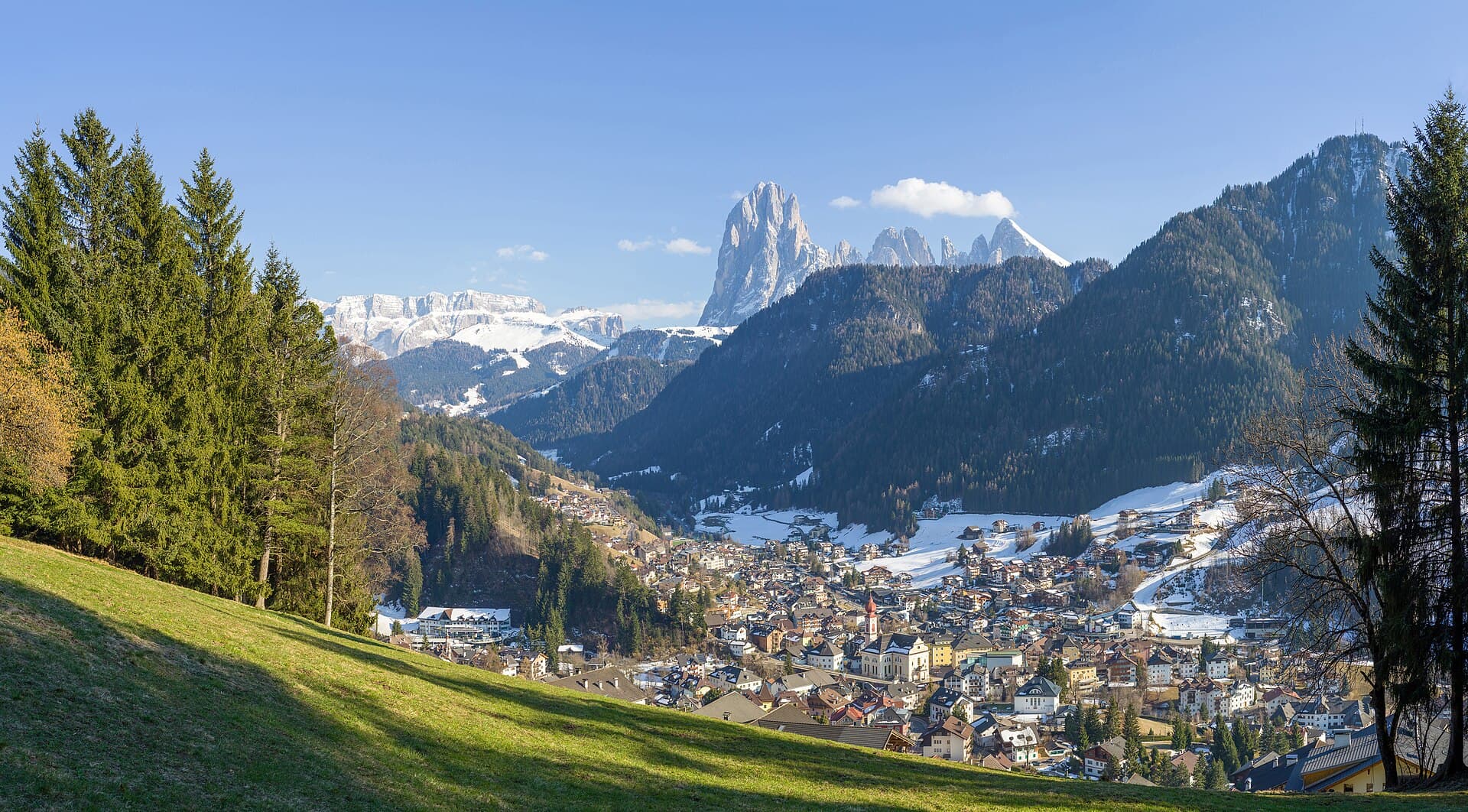 Ortisei in Val Gardena con il gruppo del Sassolungo innevato