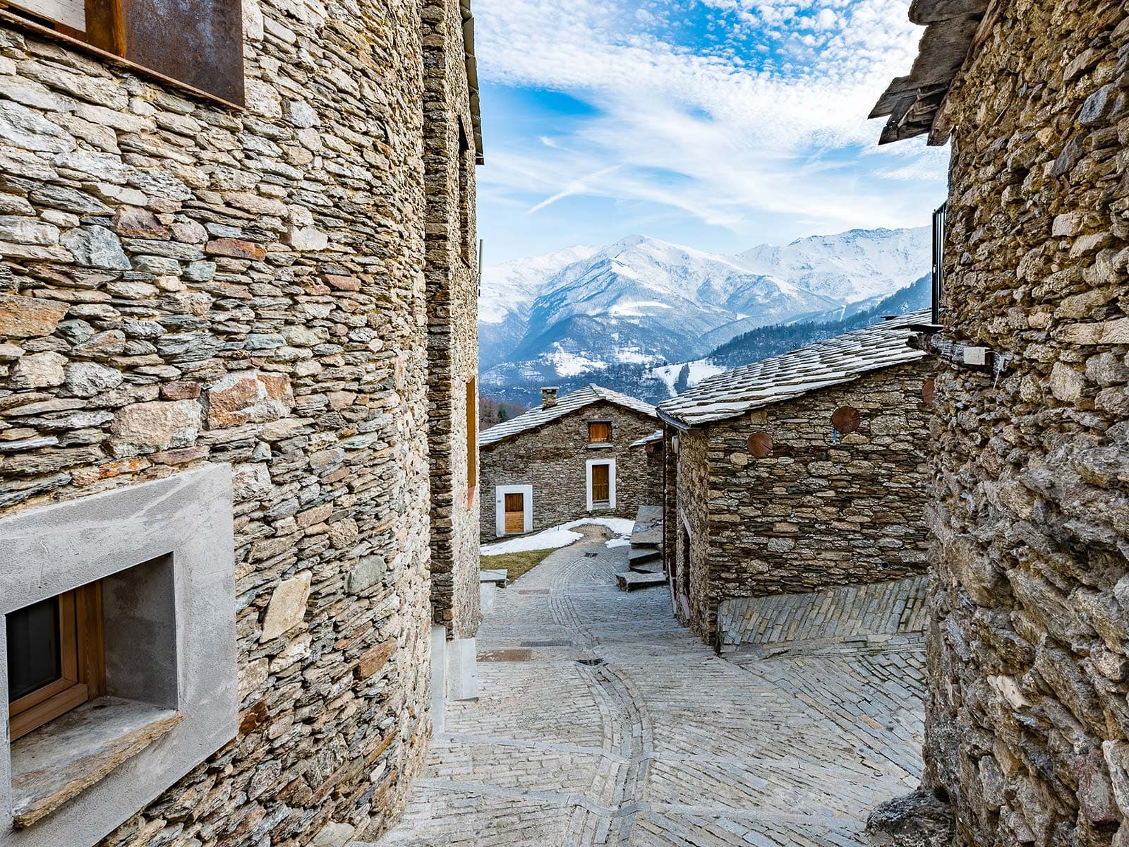 Le case in pietra e lose di Ostana, ai piedi del Monviso