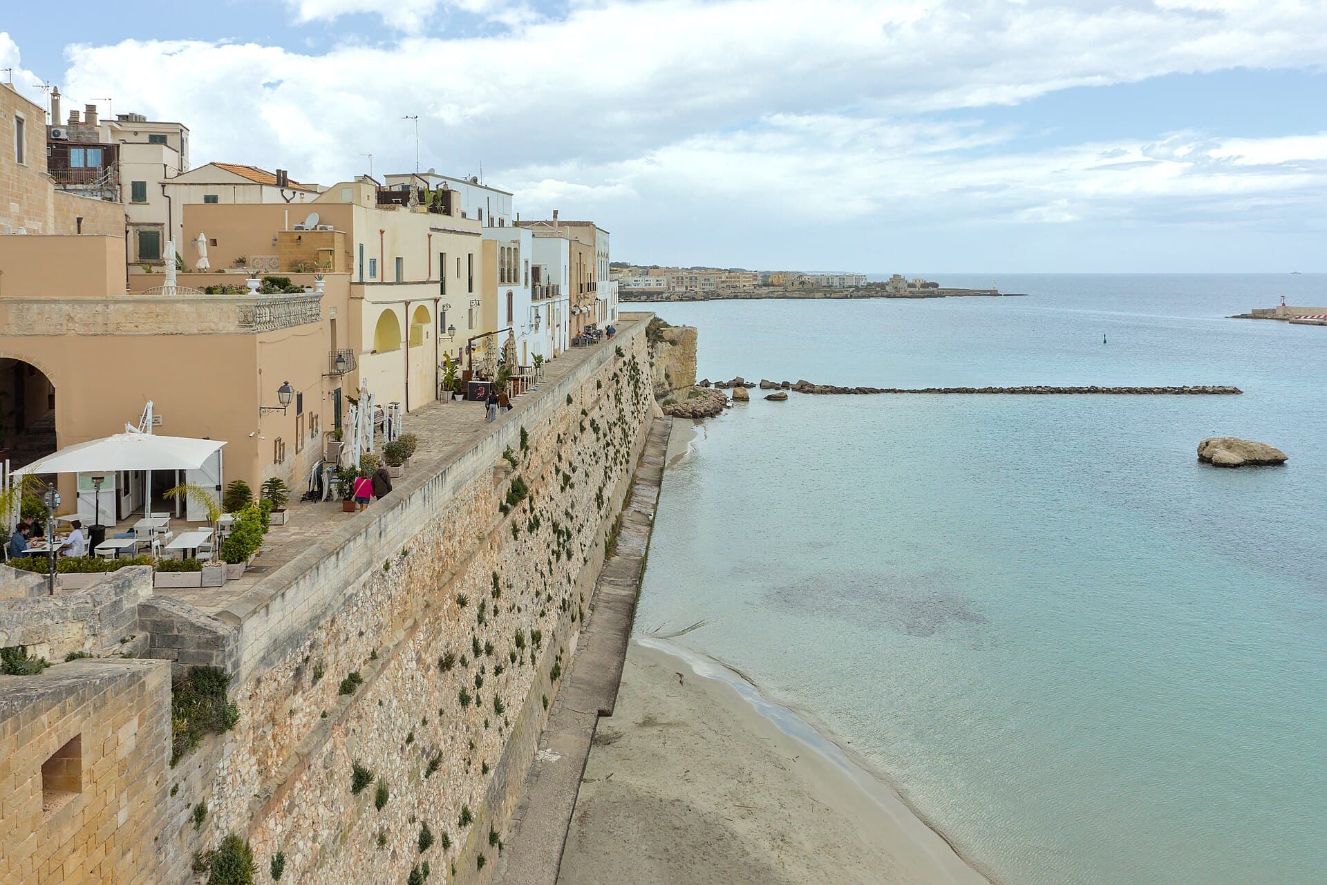 Il borgo fortificato di Otranto affacciato sull'Adriatico