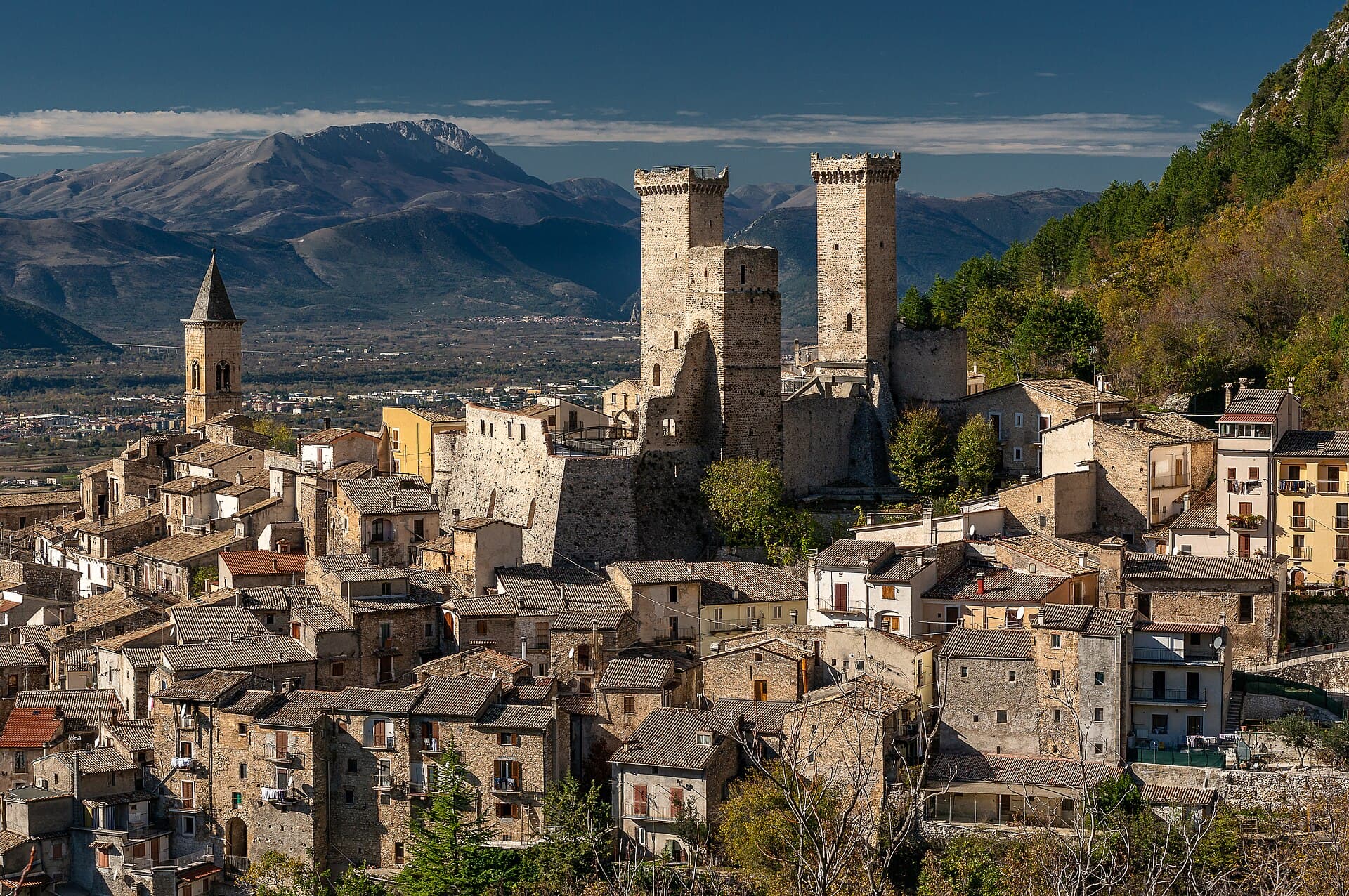 Veduta di Pacentro con il castello Caldora, ai piedi della Maiella