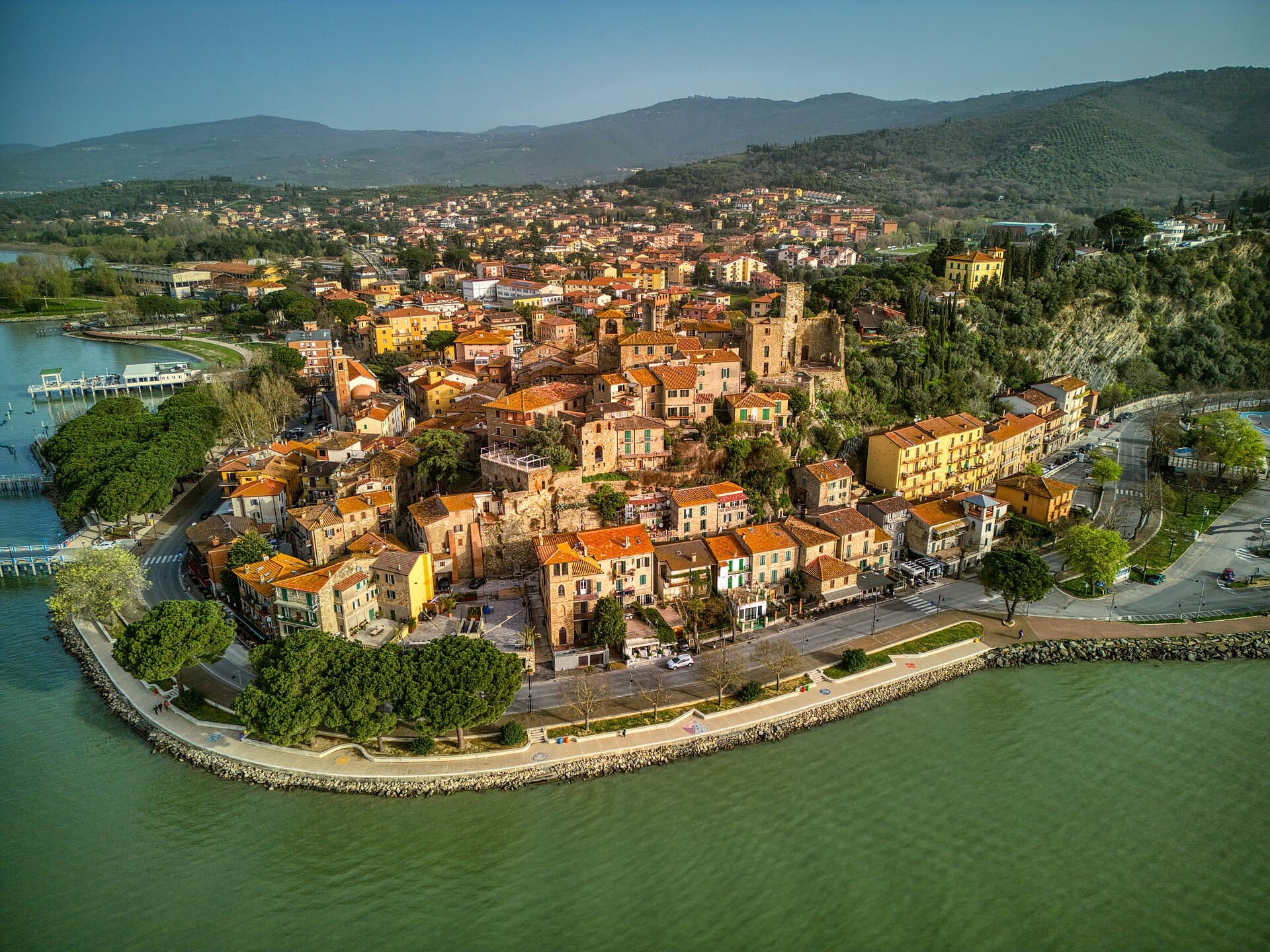 Il borgo di Passignano sul Trasimeno affacciato sul lago