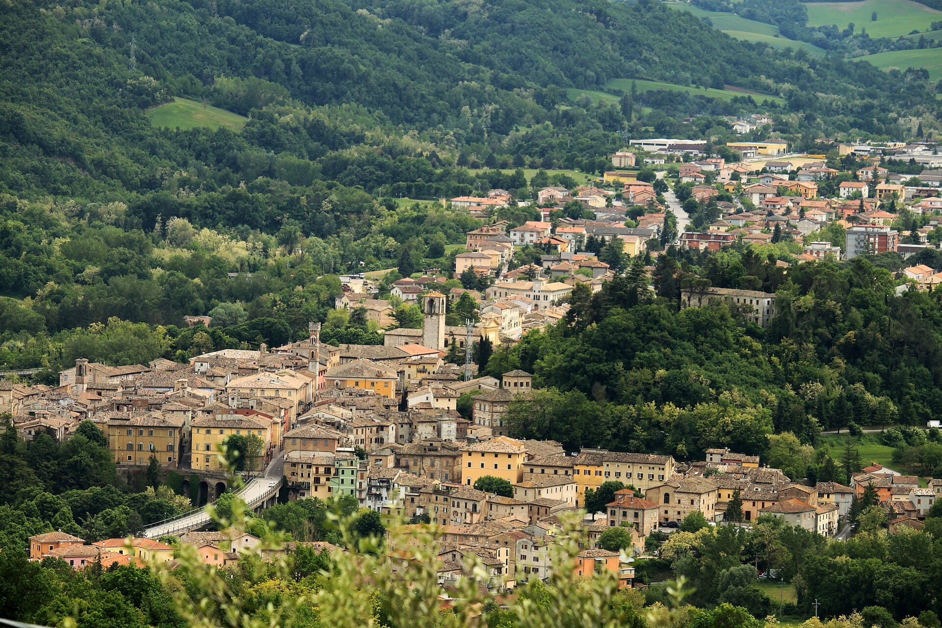 Il borgo di Pergola nella valle del Cesano