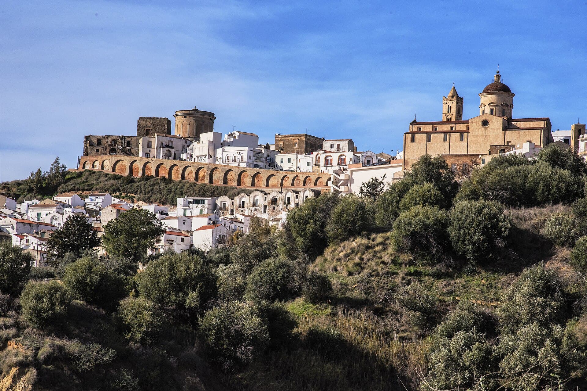 Il borgo bianco di Pisticci con il rione Dirupo e la Chiesa Madre