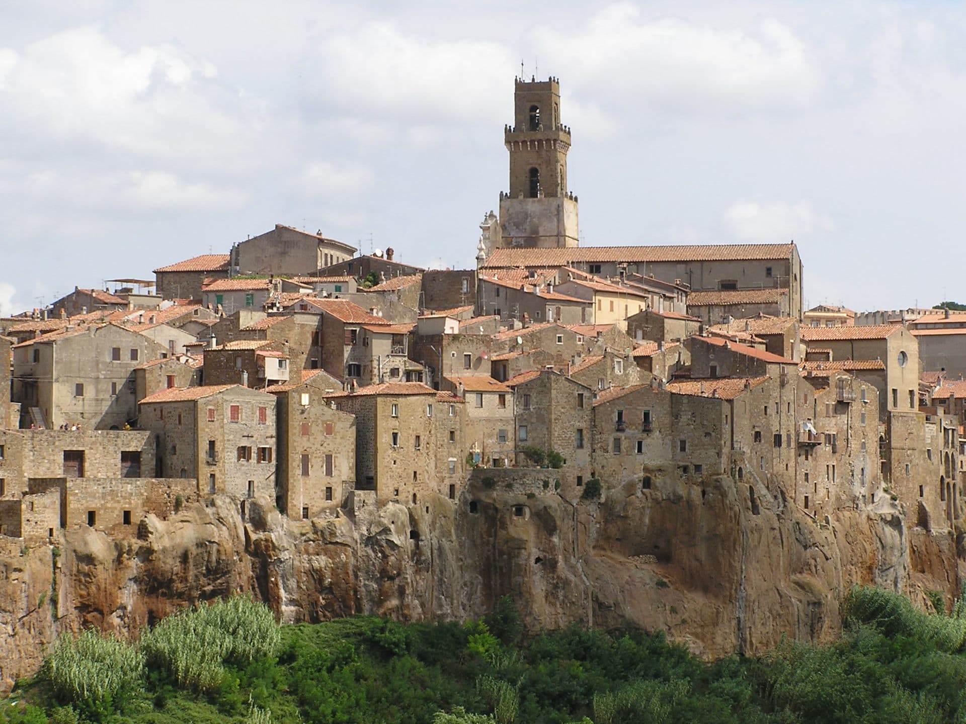Il borgo di Pitigliano costruito sullo sperone di tufo