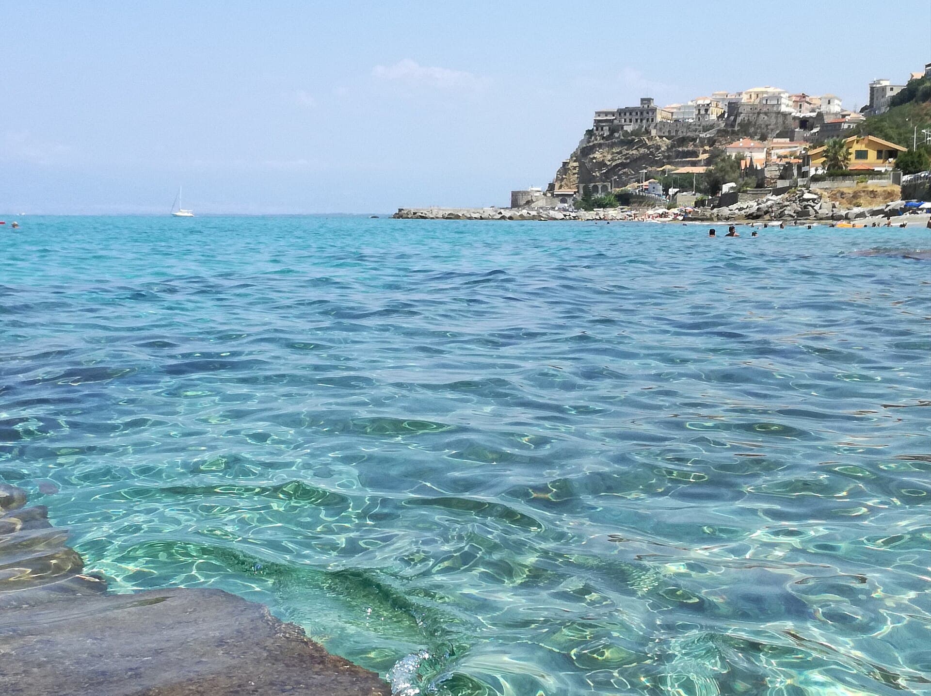 Pizzo arroccata sulla rupe a picco sul mare, sulla Costa degli Dei