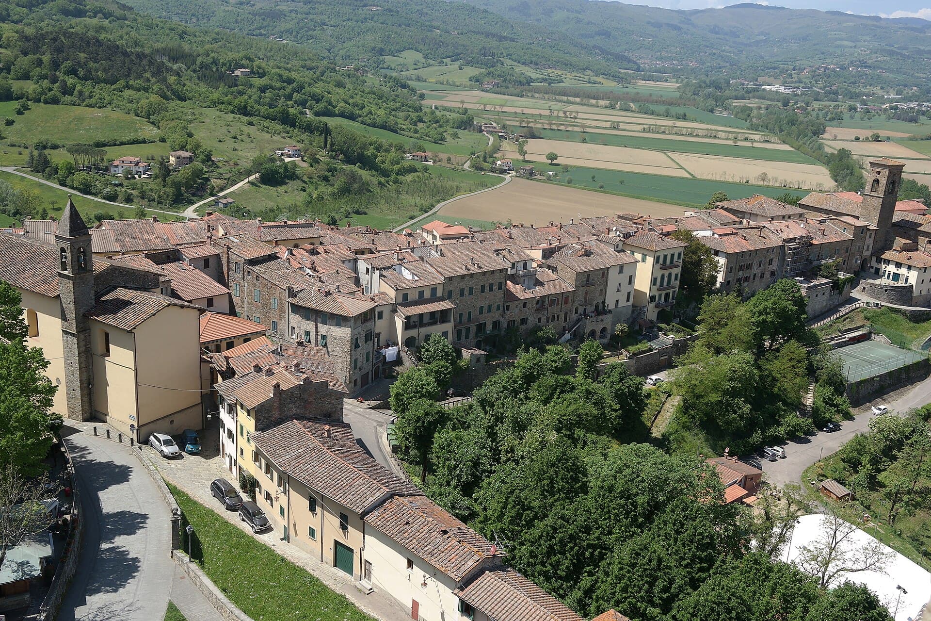 Il borgo di Poppi nel Casentino visto dall'alto