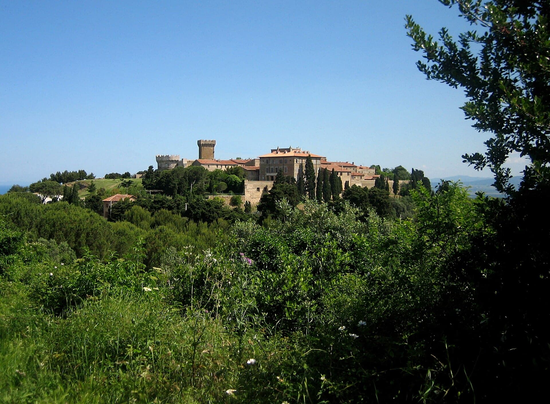 Il borgo di Populonia con la rocca sul golfo di Baratti
