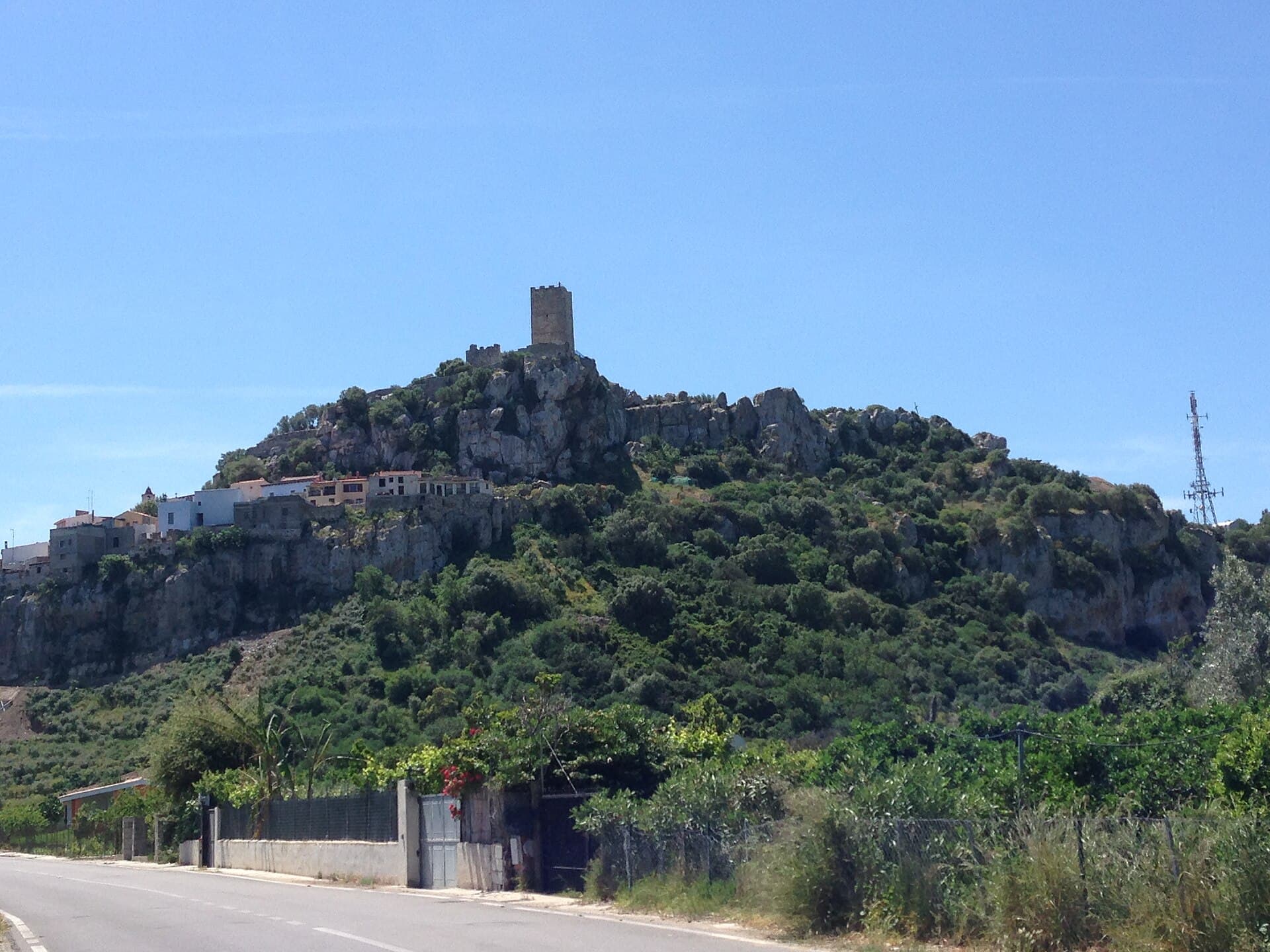 Posada dominata dal Castello della Fava, nella Baronia, vicino alla foce del Rio Posada