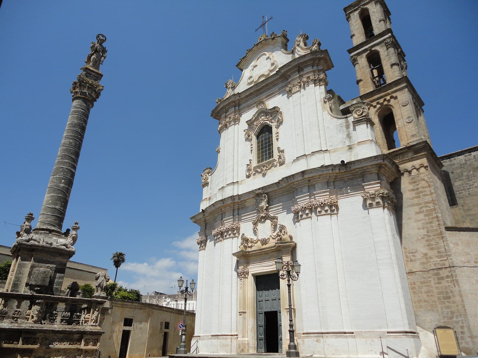 La chiesa e la colonna di Sant'Andrea a Presicce, nel basso Salento