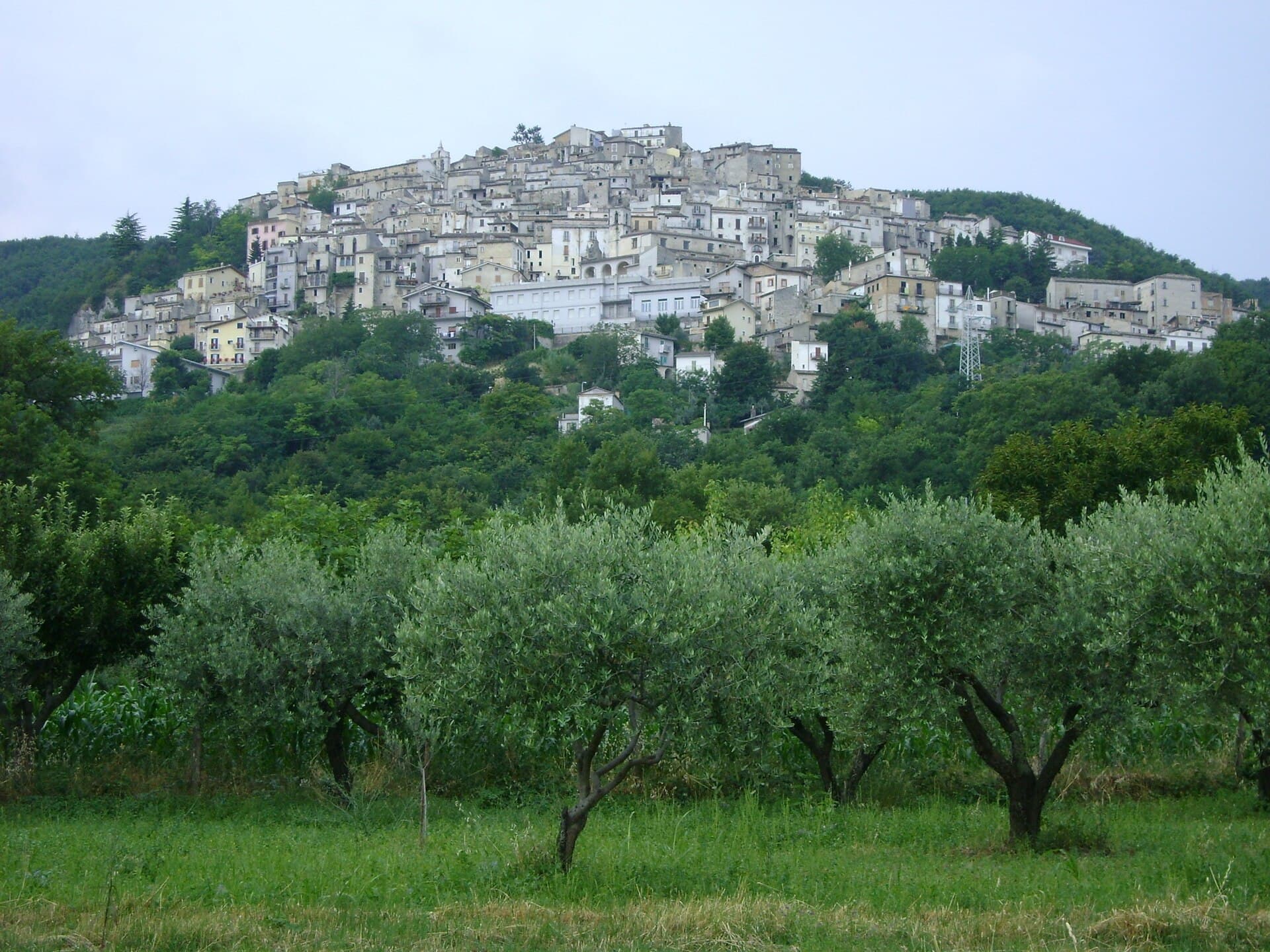 Il borgo arroccato di Pretoro, sulla Maiella