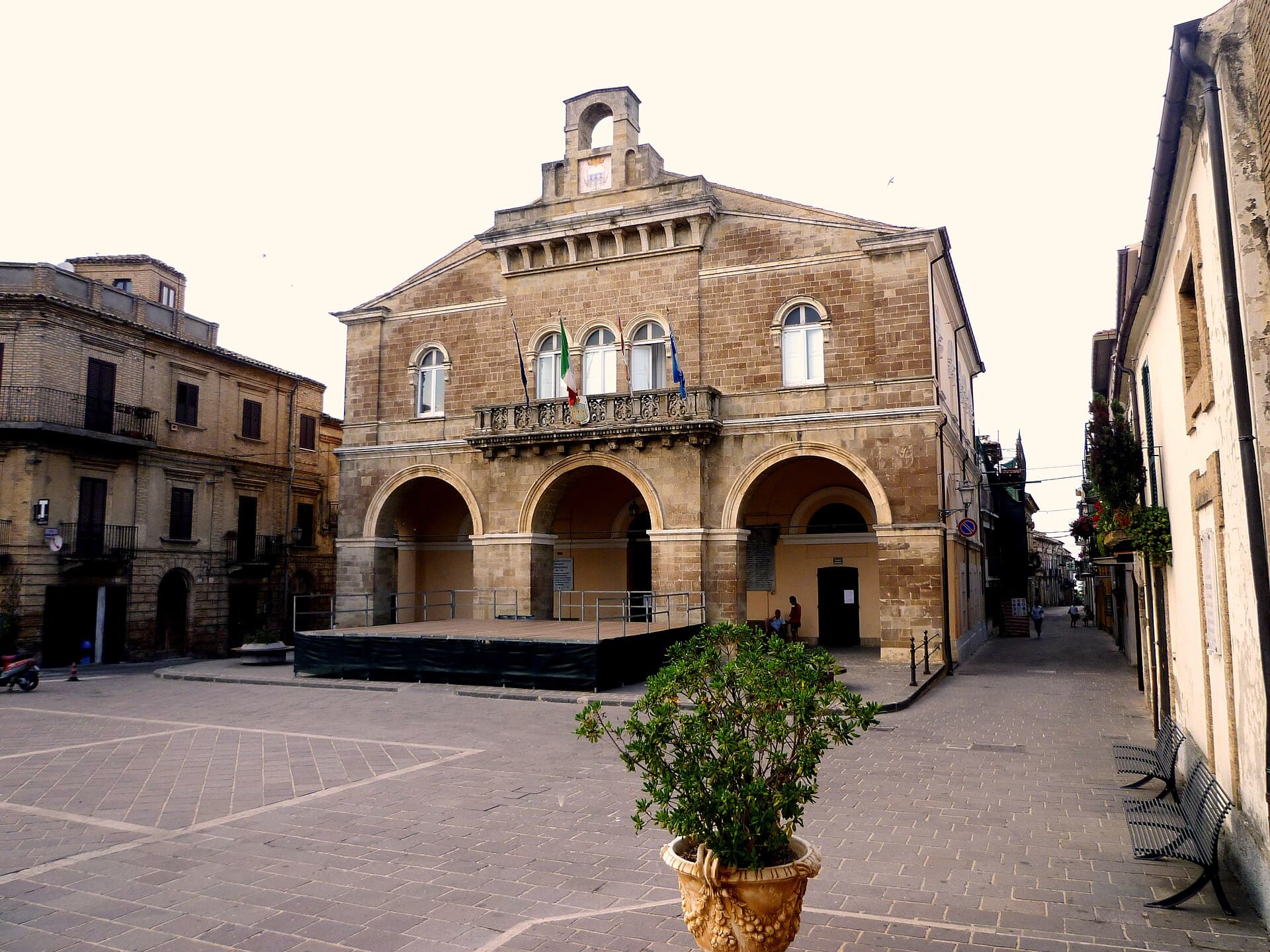 La piazza e il palazzo comunale di Rocca San Giovanni