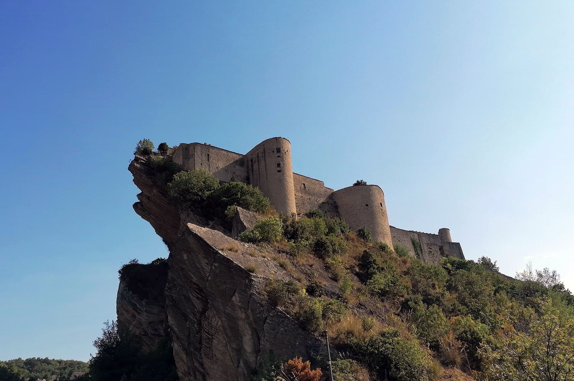 Il castello di Roccascalegna arroccato sullo sperone di roccia