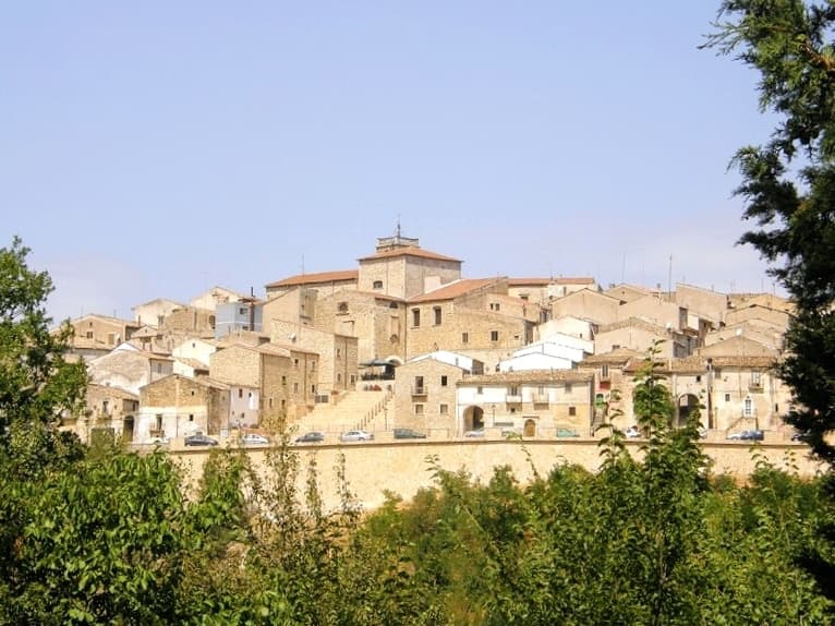 Il borgo in pietra di Roseto Valfortore, nella valle del Fortore