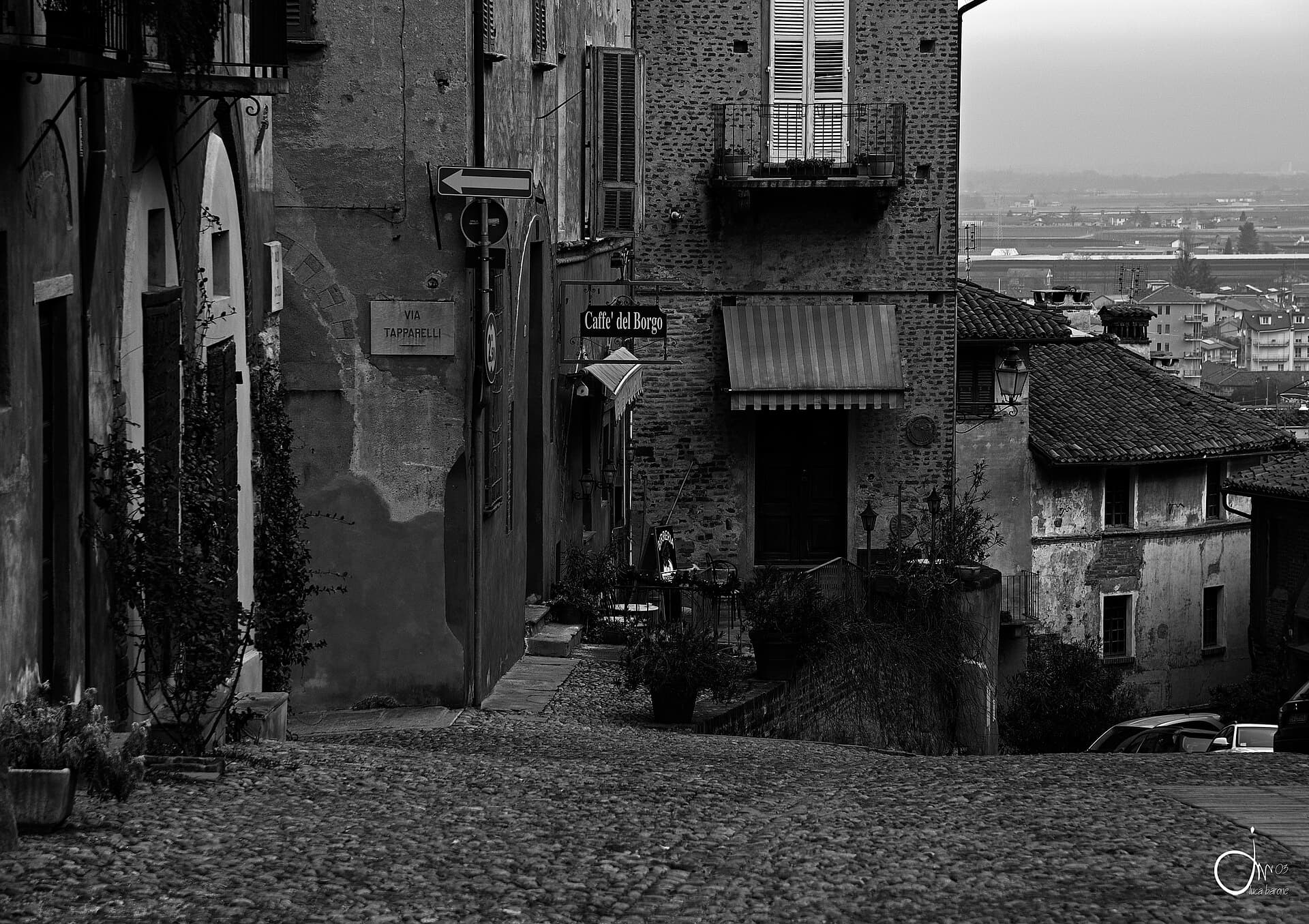 Scorcio della salita al castello nel centro storico di Saluzzo