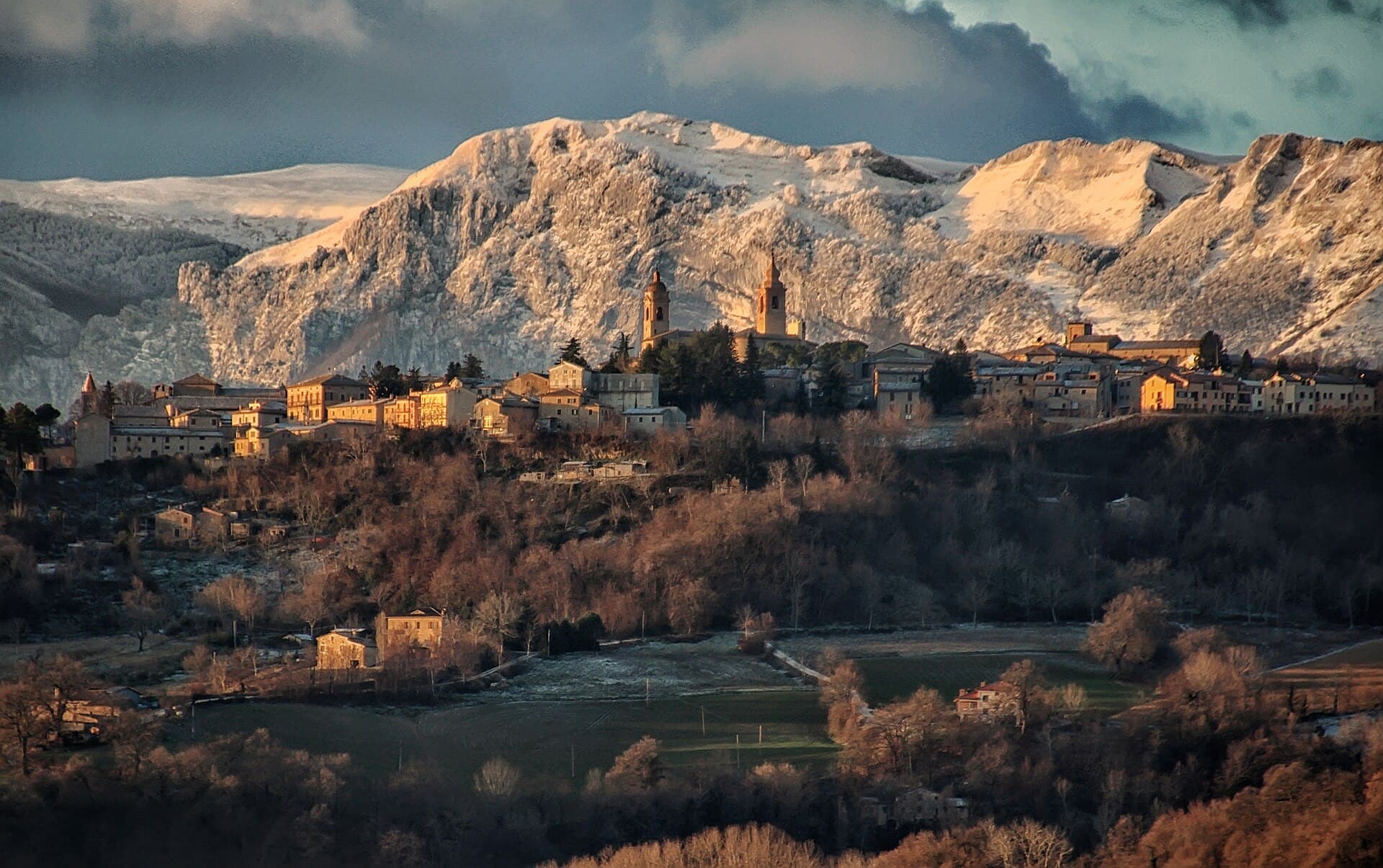 San Ginesio, 'balcone dei Sibillini', con le montagne innevate