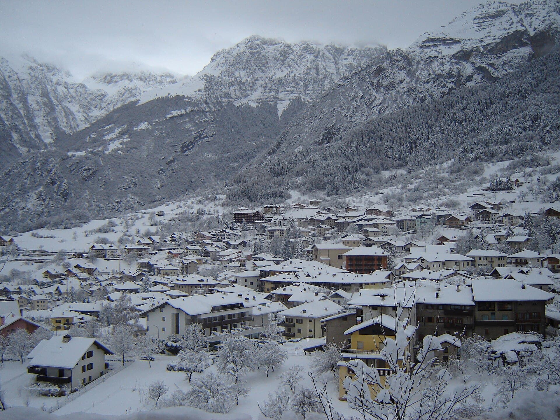 San Lorenzo in Banale, borgo di masi ai piedi delle Dolomiti di Brenta