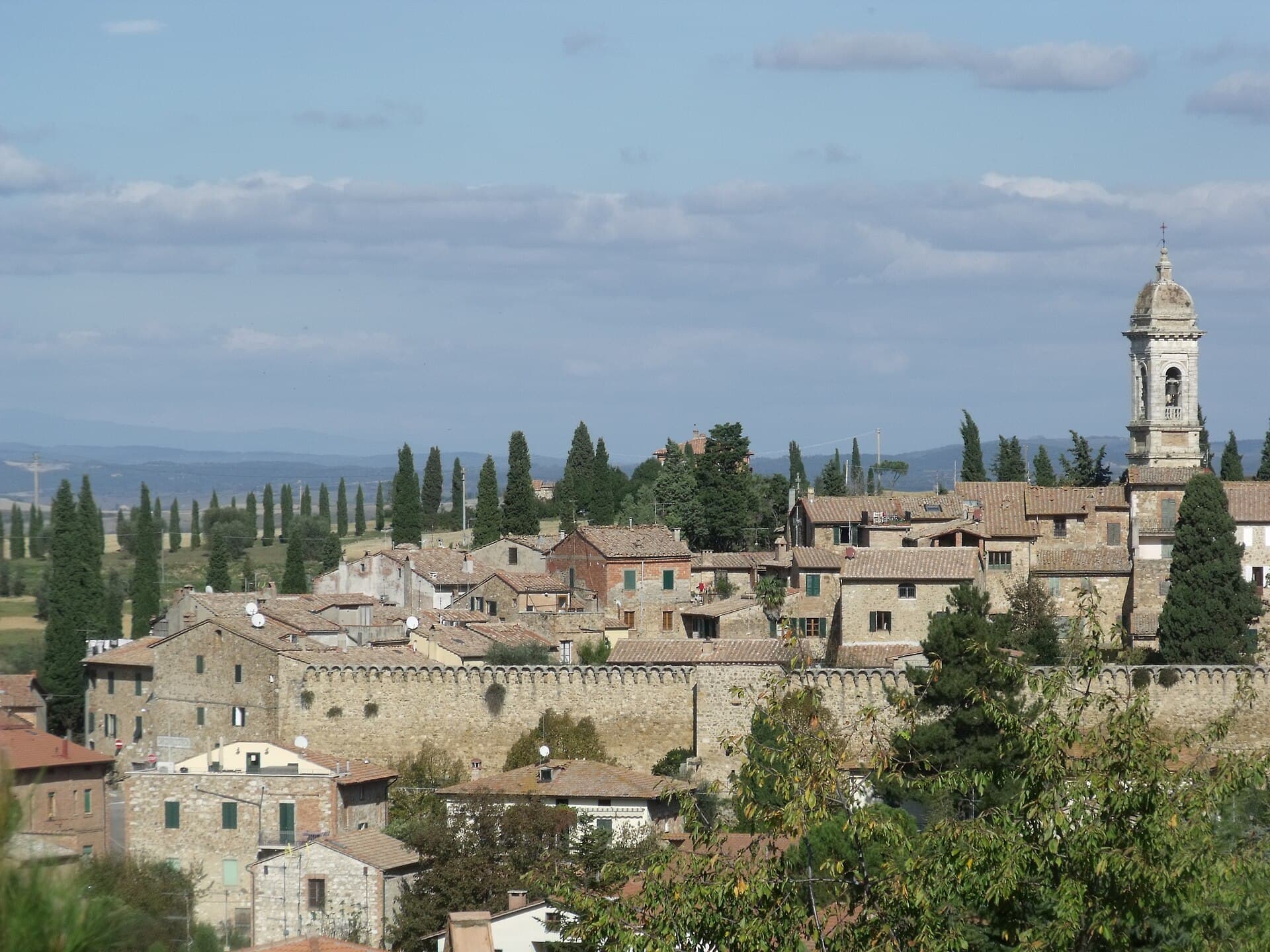 Il borgo di San Quirico d'Orcia tra i cipressi della Val d'Orcia