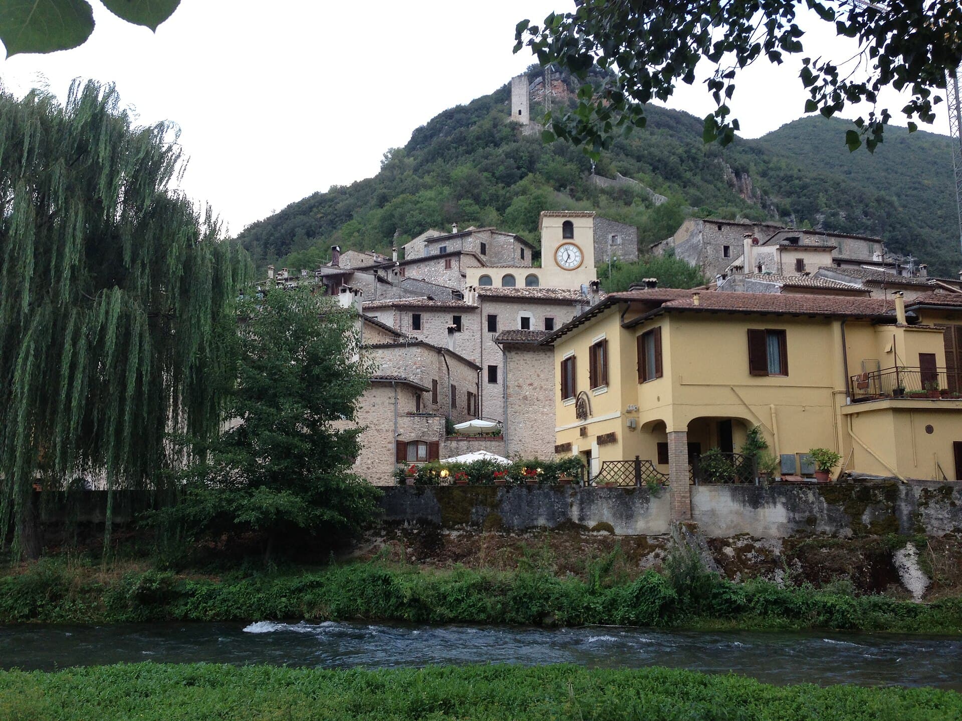 Il borgo di Scheggino affacciato sul fiume Nera, in Valnerina