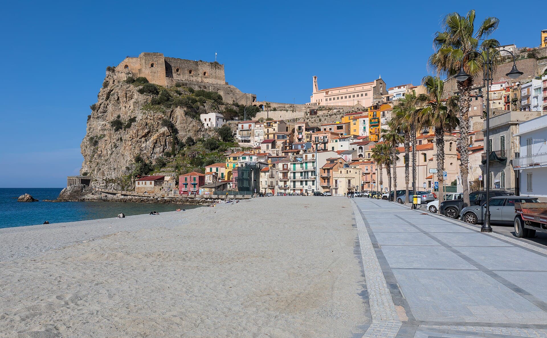 Scilla con il castello Ruffo, sulla Costa Viola dello Stretto