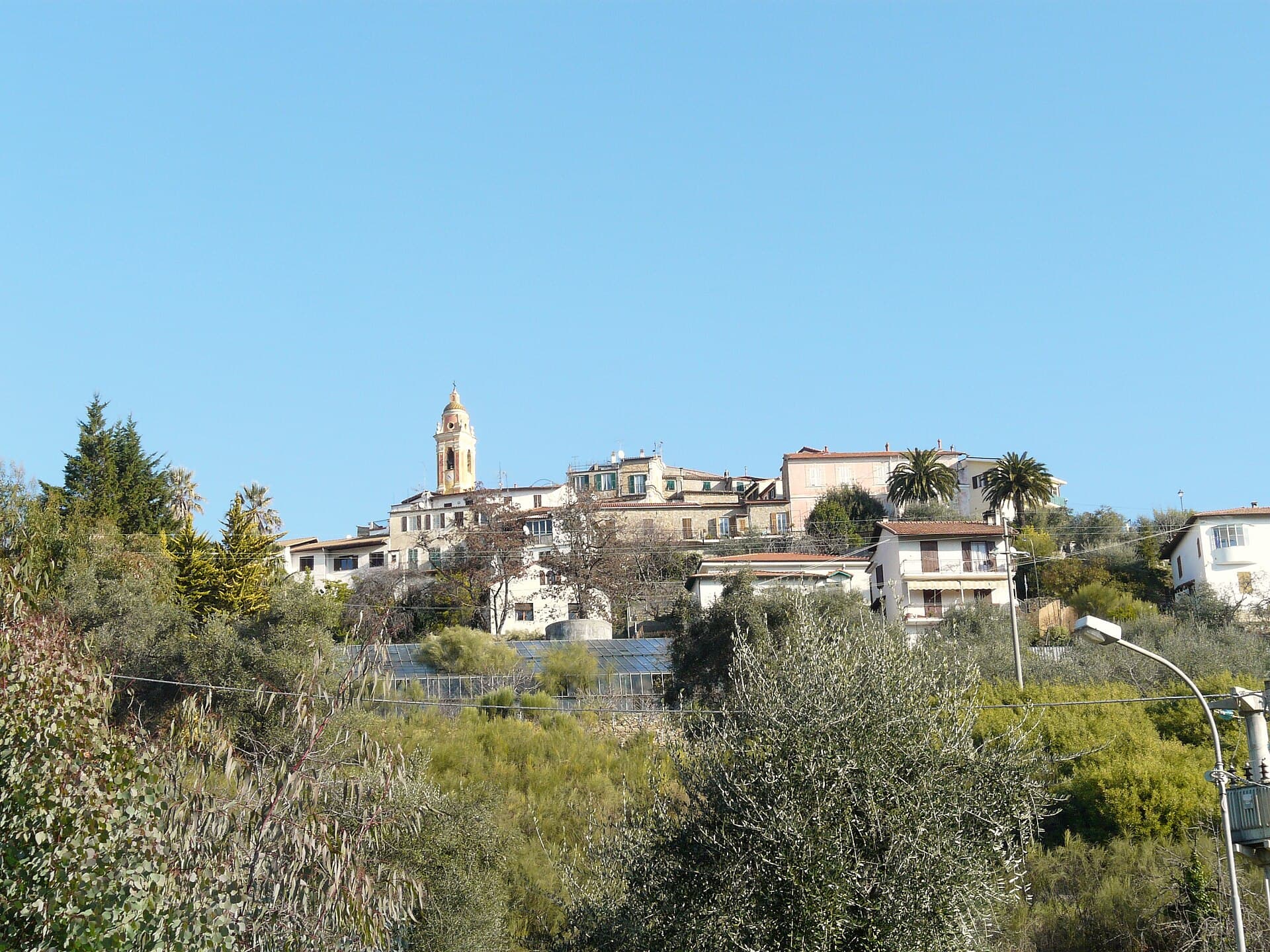 Il borgo collinare di Seborga, sopra la Riviera dei Fiori