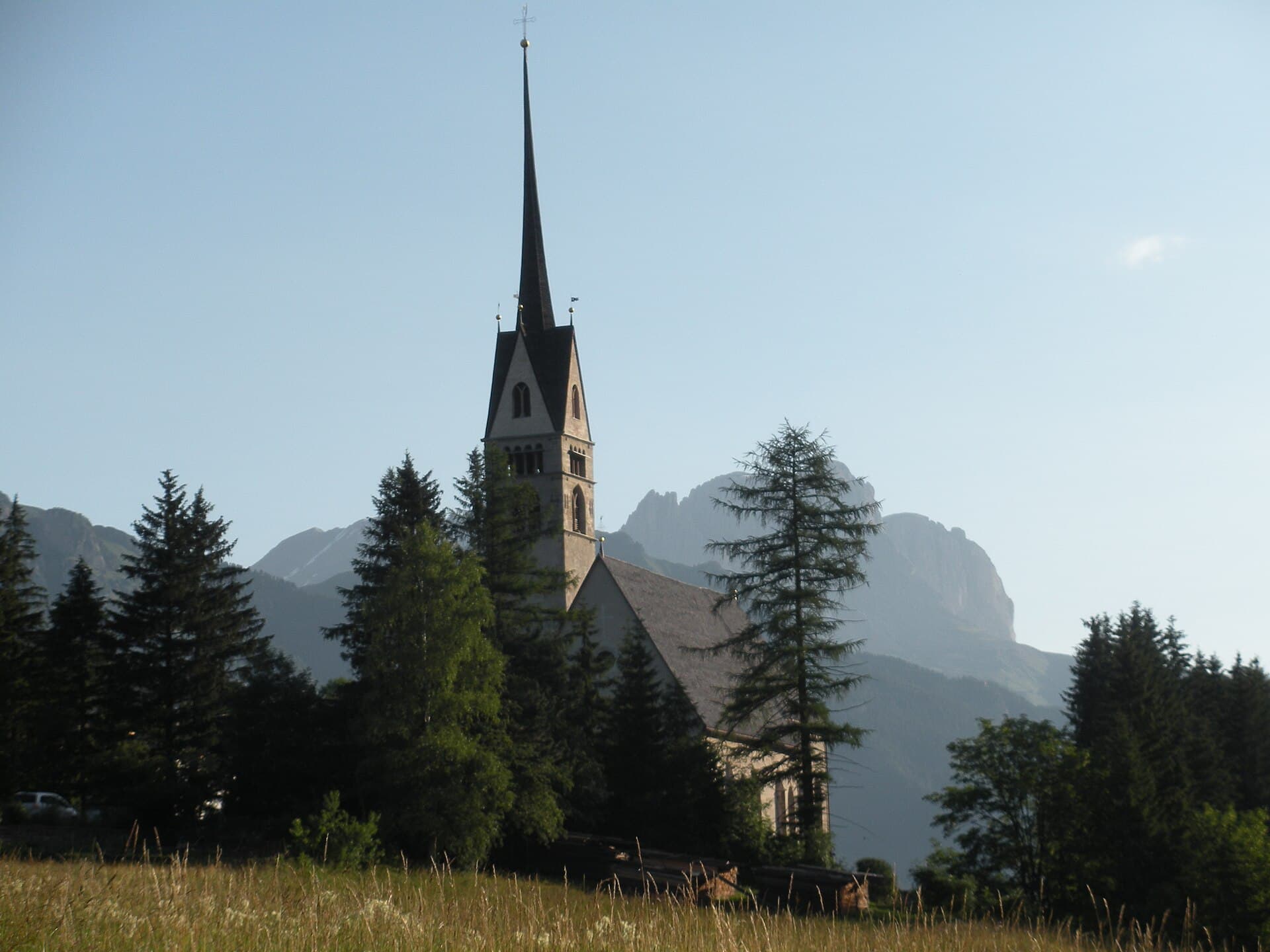 La chiesa di San Giovanni a Vigo di Fassa (Sèn Jan), ai piedi delle Dolomiti