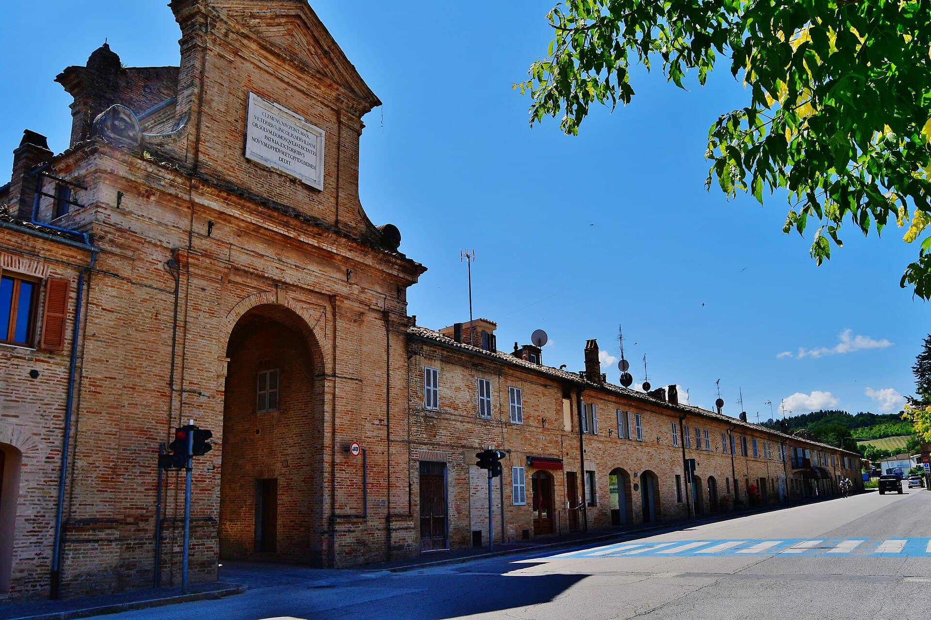 La porta monumentale di Servigliano, la settecentesca Castel Clementino