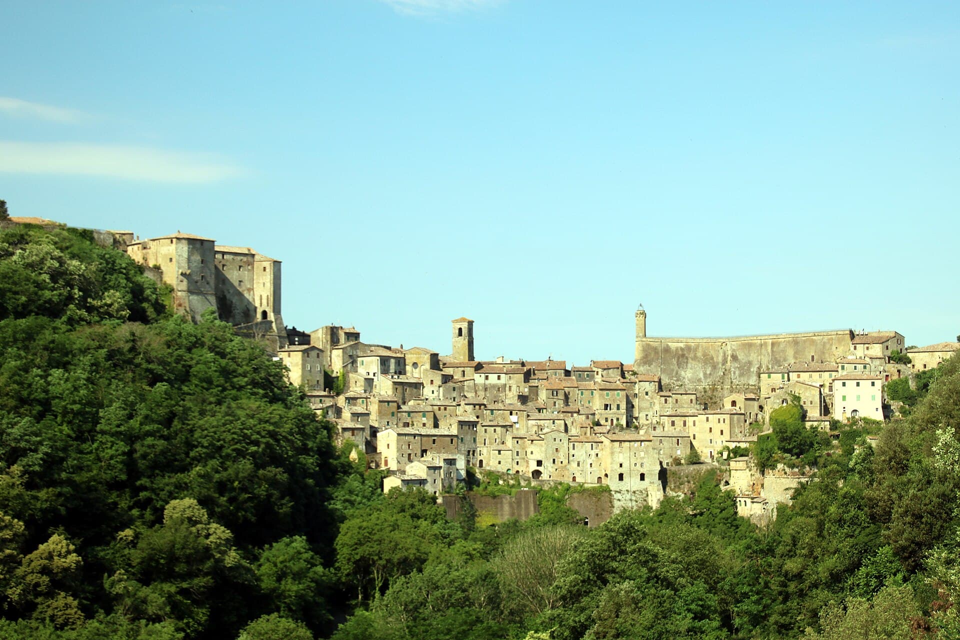 Il borgo rupestre di Sorano a picco sul fiume Lente, nell'Area del Tufo