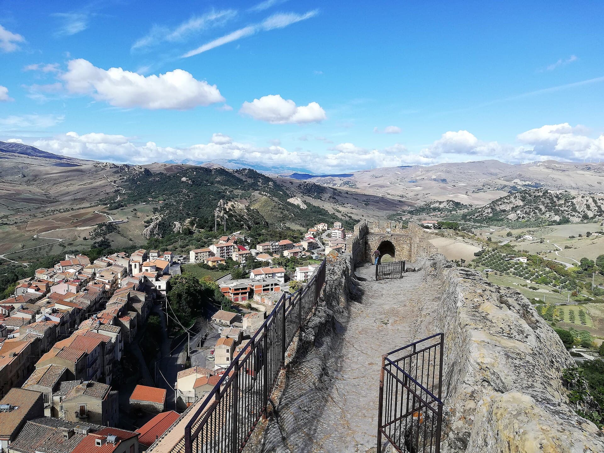 Il castello rupestre di Sperlinga, scavato nella roccia arenaria