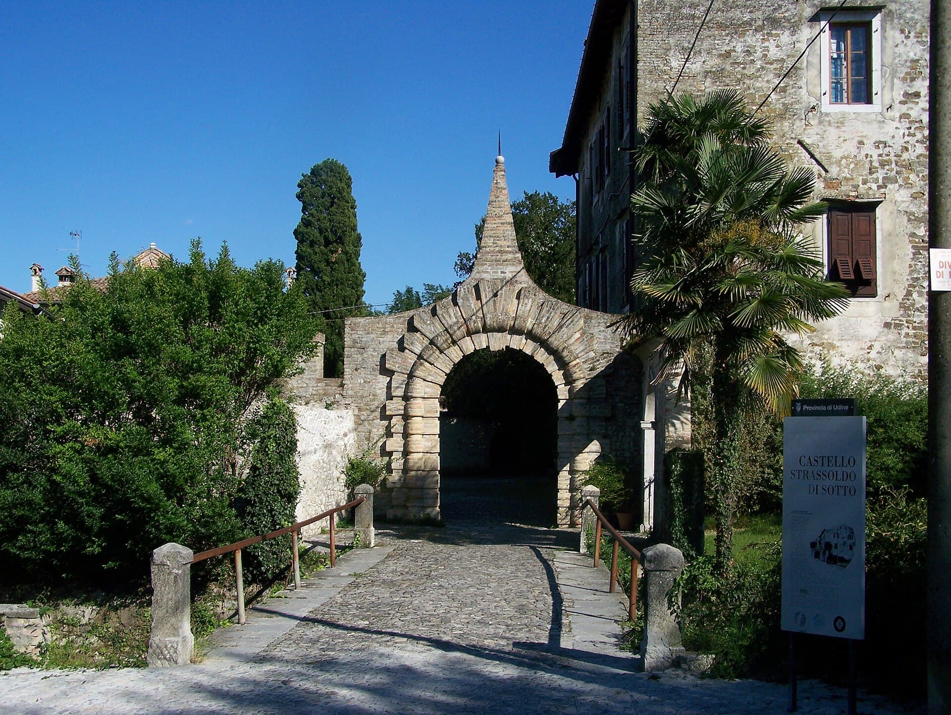Il portale d'ingresso del Castello di Strassoldo di Sotto, nella Bassa friulana