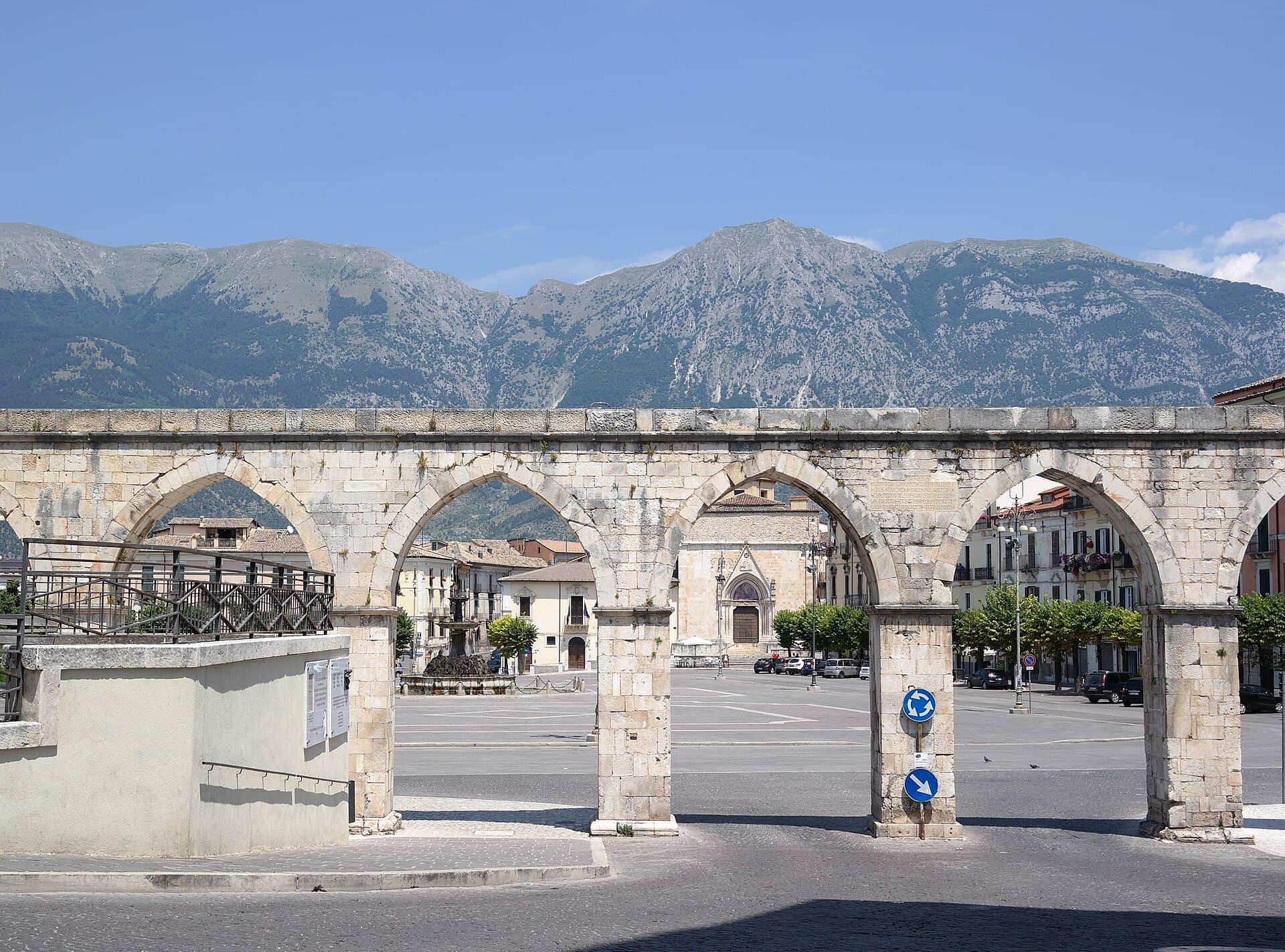 L'acquedotto medievale svevo su Piazza Garibaldi a Sulmona, con la Maiella sullo sfondo