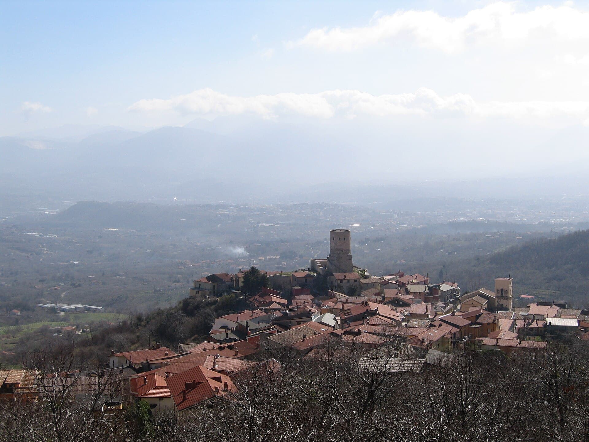 Il borgo di Summonte con la torre angioina, nel Parco del Partenio