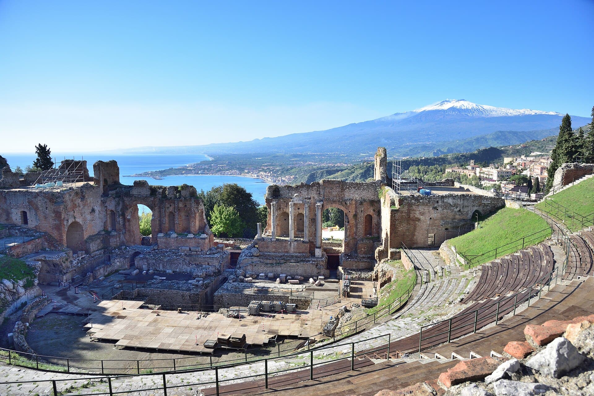 Il Teatro Antico di Taormina con la baia e l'Etna sullo sfondo
