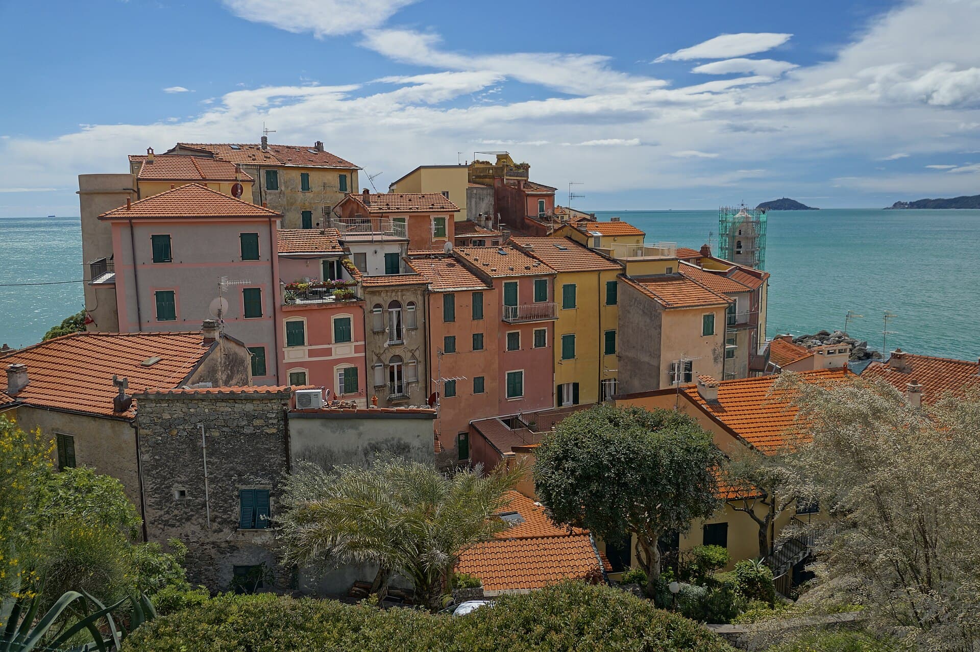 Tellaro, borgo rosa sul mare del Golfo dei Poeti