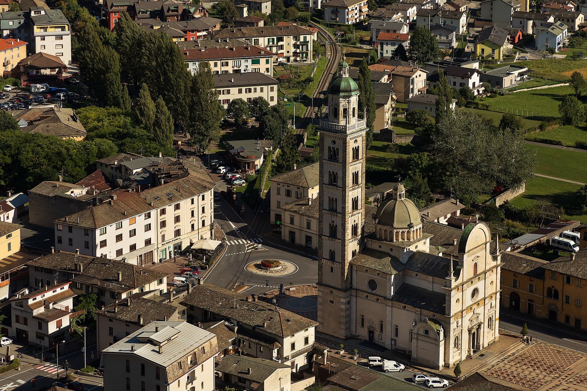 Tirano con il Santuario della Madonna e la ferrovia del Bernina