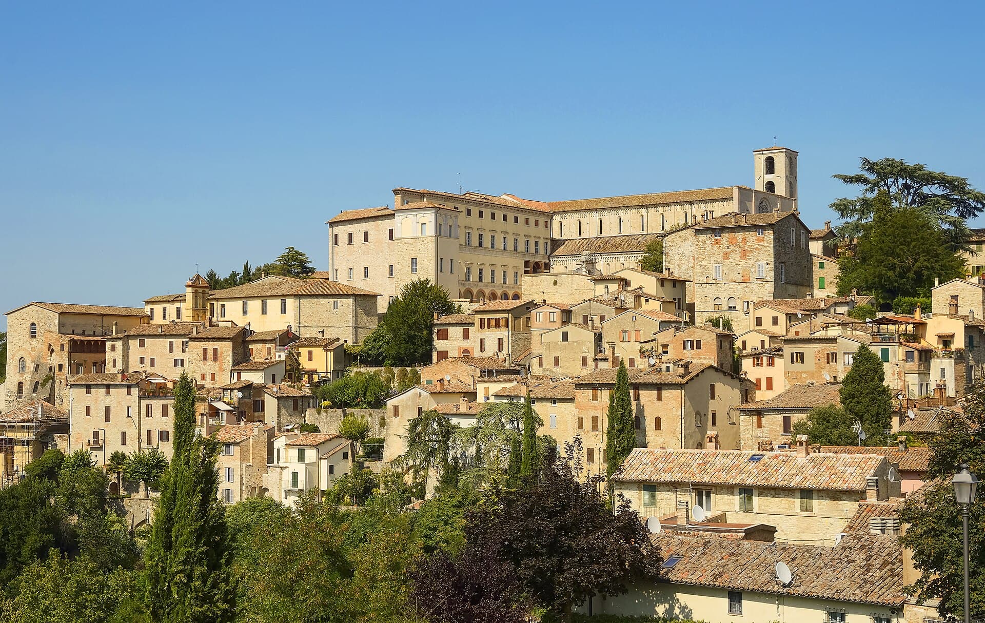 Il borgo di Todi su un colle sopra la valle del Tevere