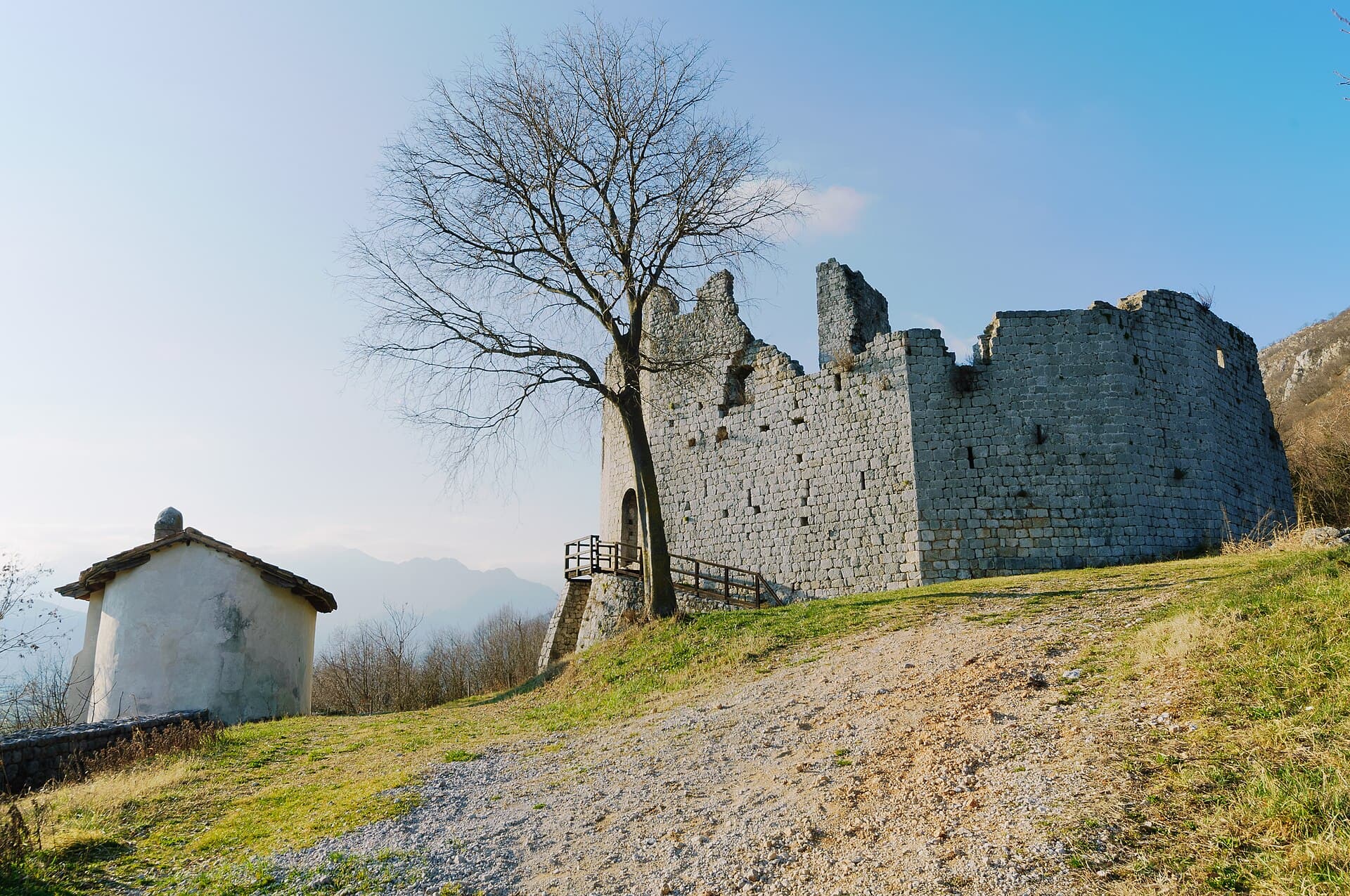 I ruderi del Castello di Toppo con la chiesetta, ai piedi delle Prealpi Carniche