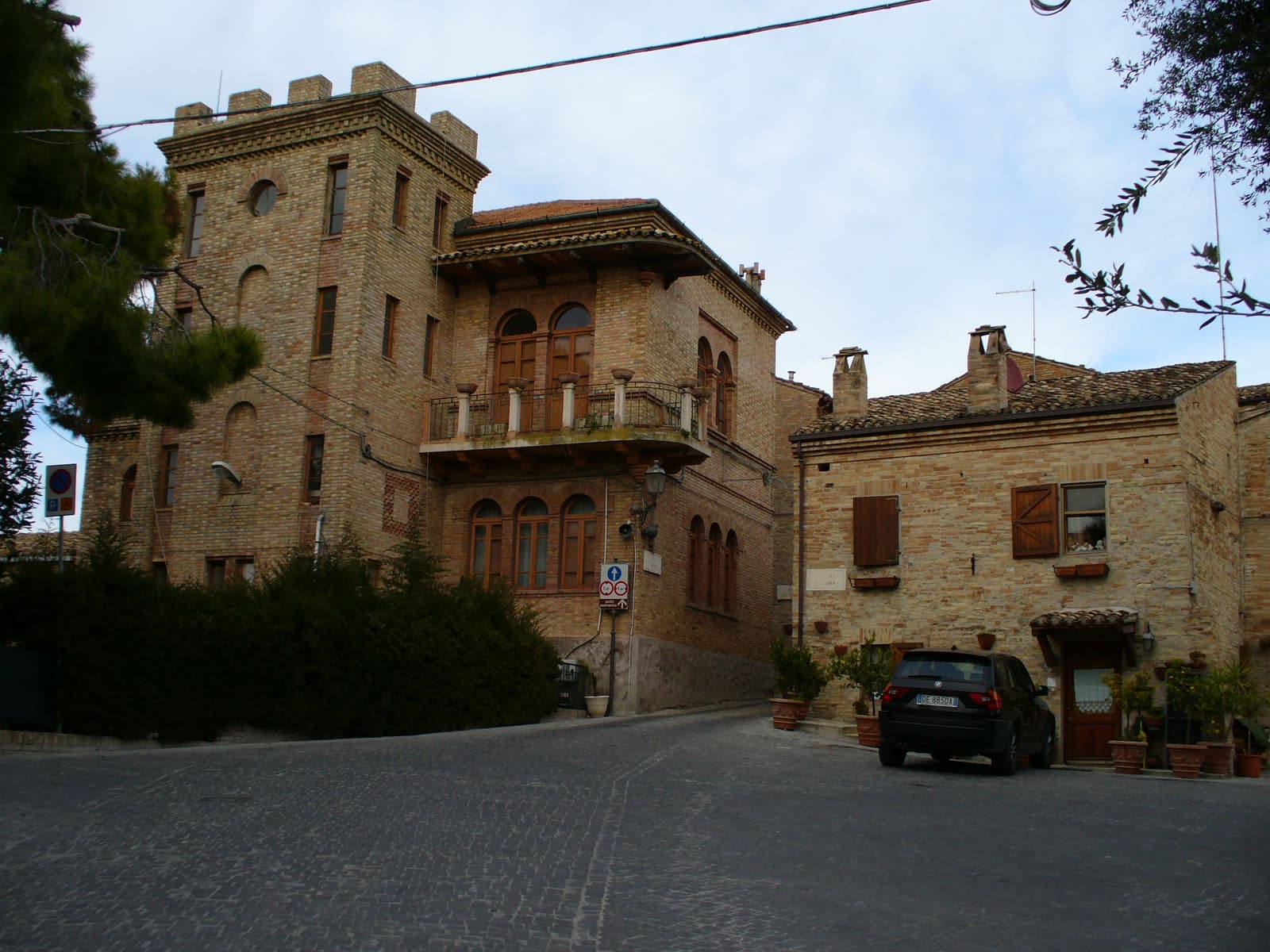 Un angolo del borgo in mattoni di Torre di Palme, sopra l'Adriatico