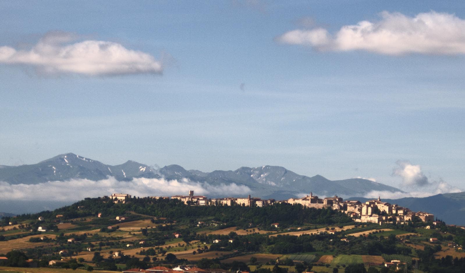 Treia sul crinale, con i Monti Sibillini sullo sfondo