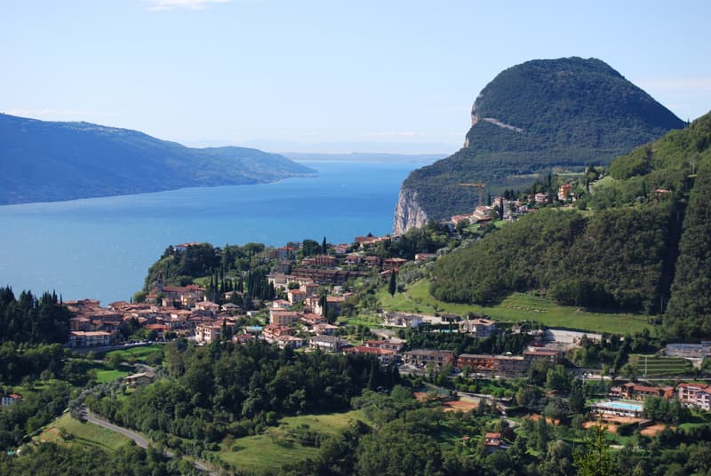 Tremosine sul Garda affacciata dall'alto sul lago