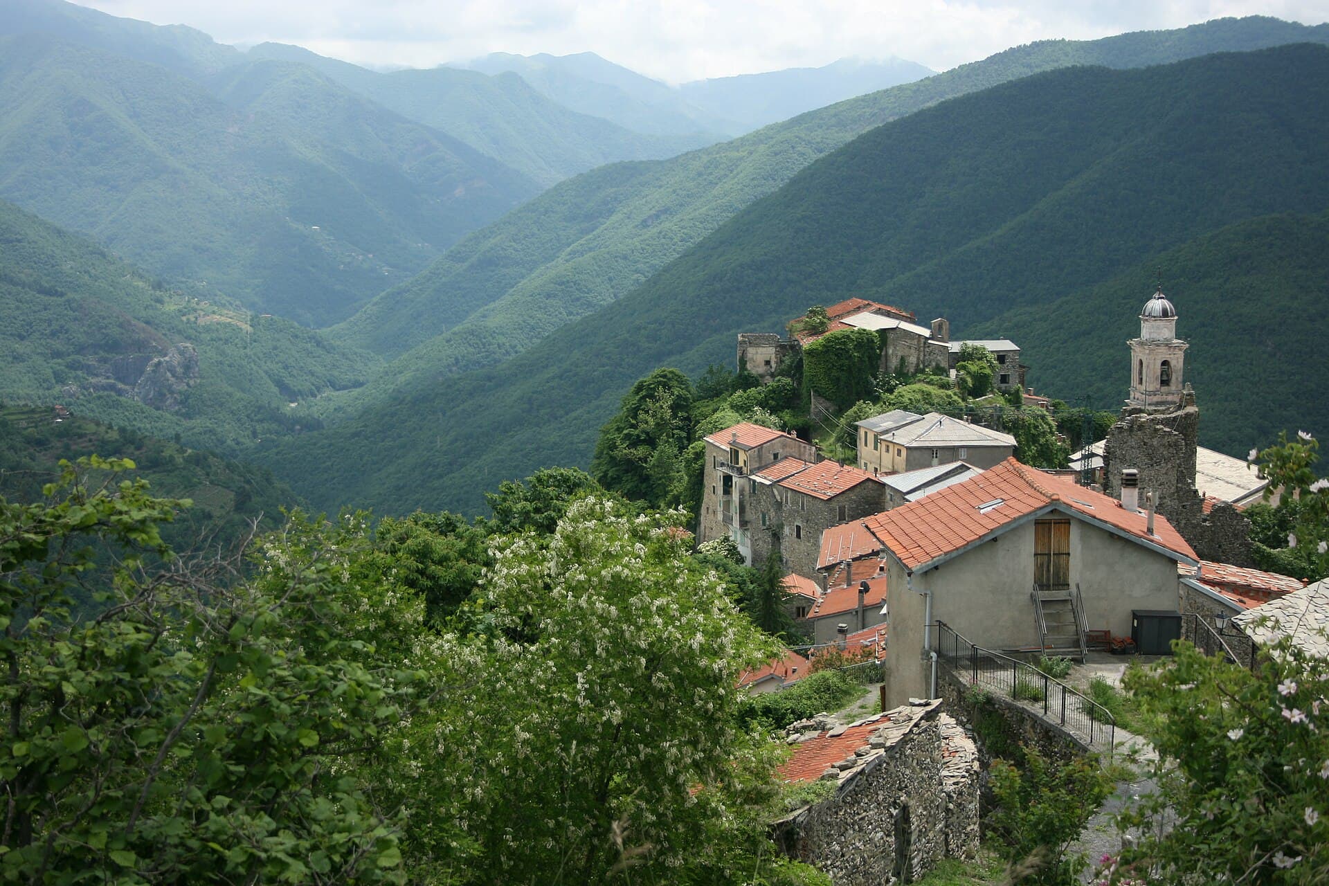 Triora, il 'paese delle streghe', arroccato nella valle Argentina