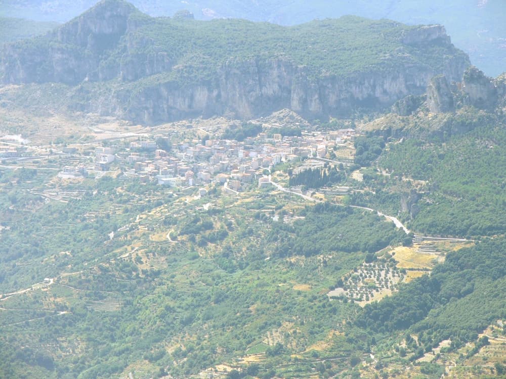 Ulassai ai piedi dei tacchi calcarei dell'Ogliastra
