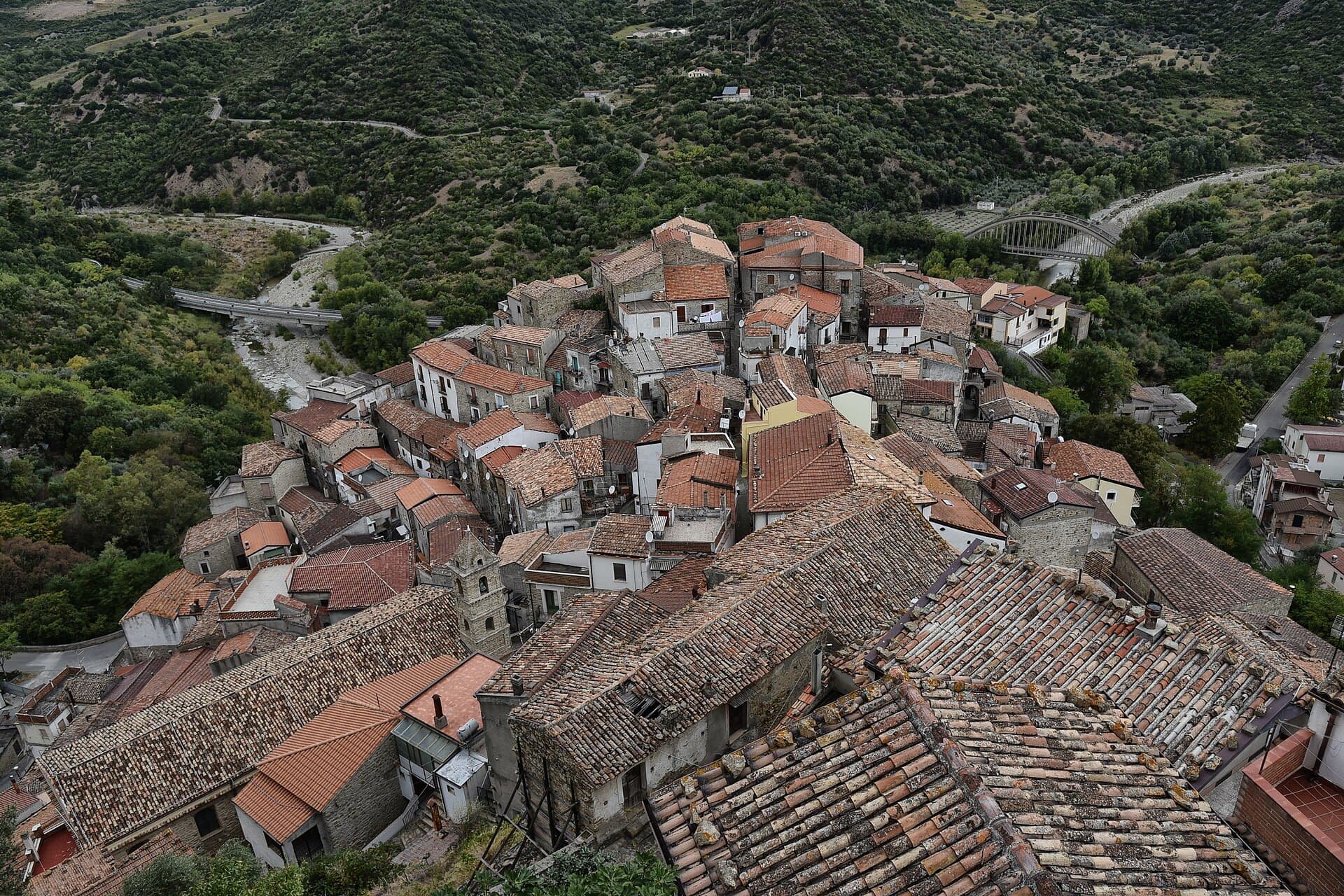 Valsinni arroccata sulla valle del Sinni, dominata dal castello di Isabella Morra