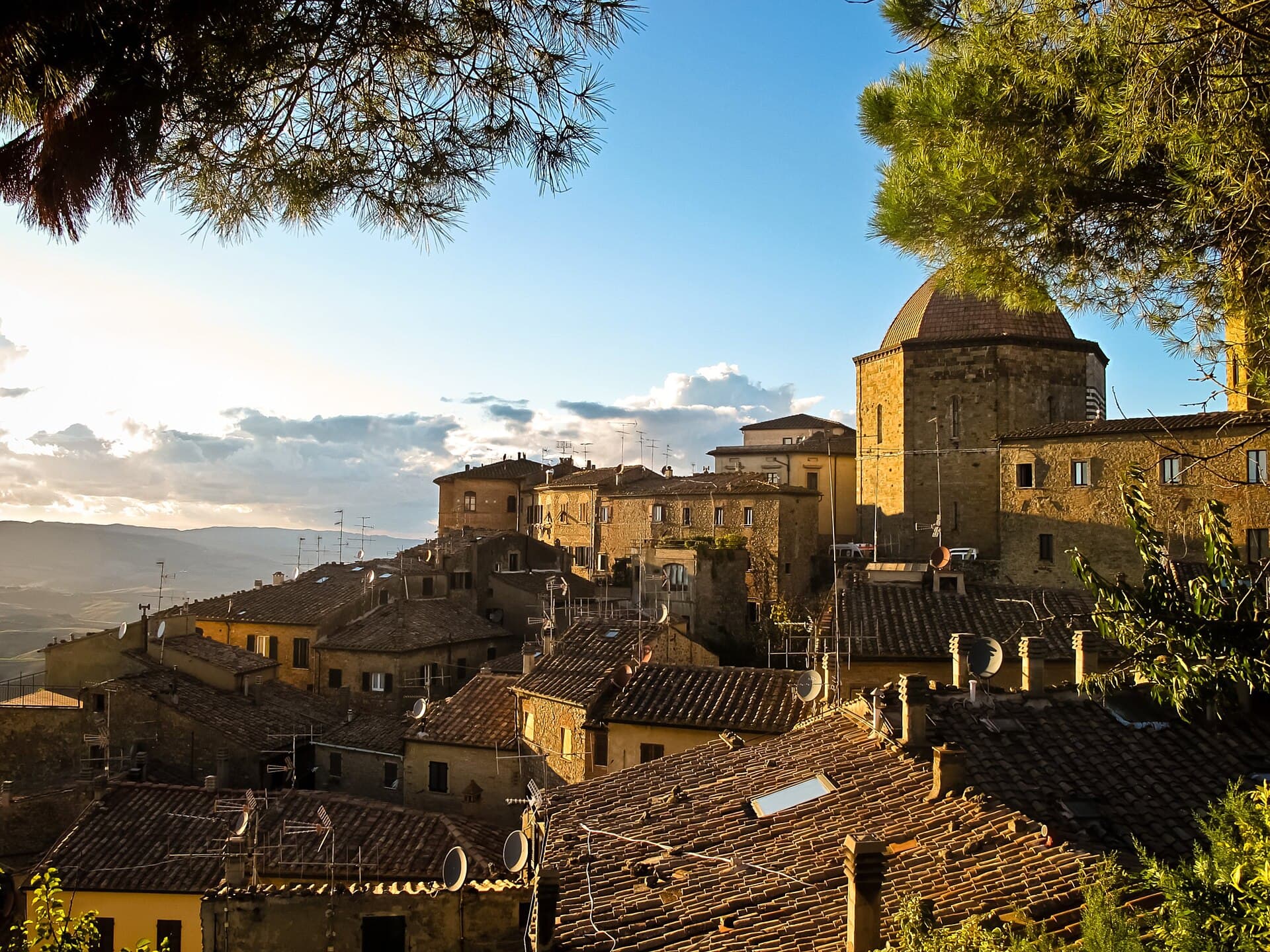 La città etrusca di Volterra arroccata su un colle dell'alta Val di Cecina