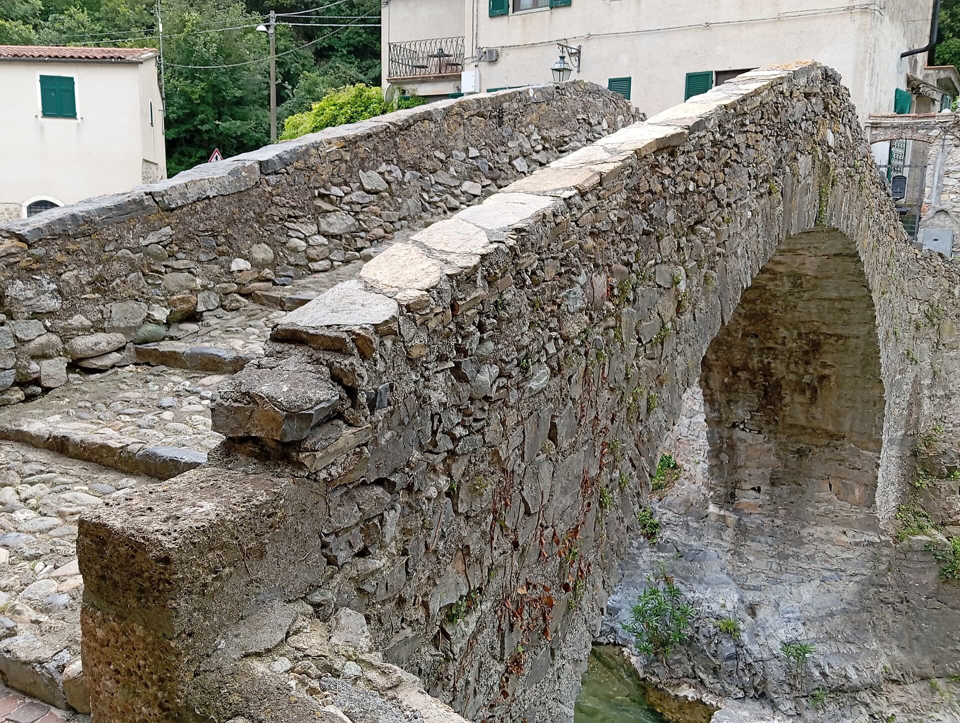 Il ponte medievale romanico di Zuccarello, in Val Neva